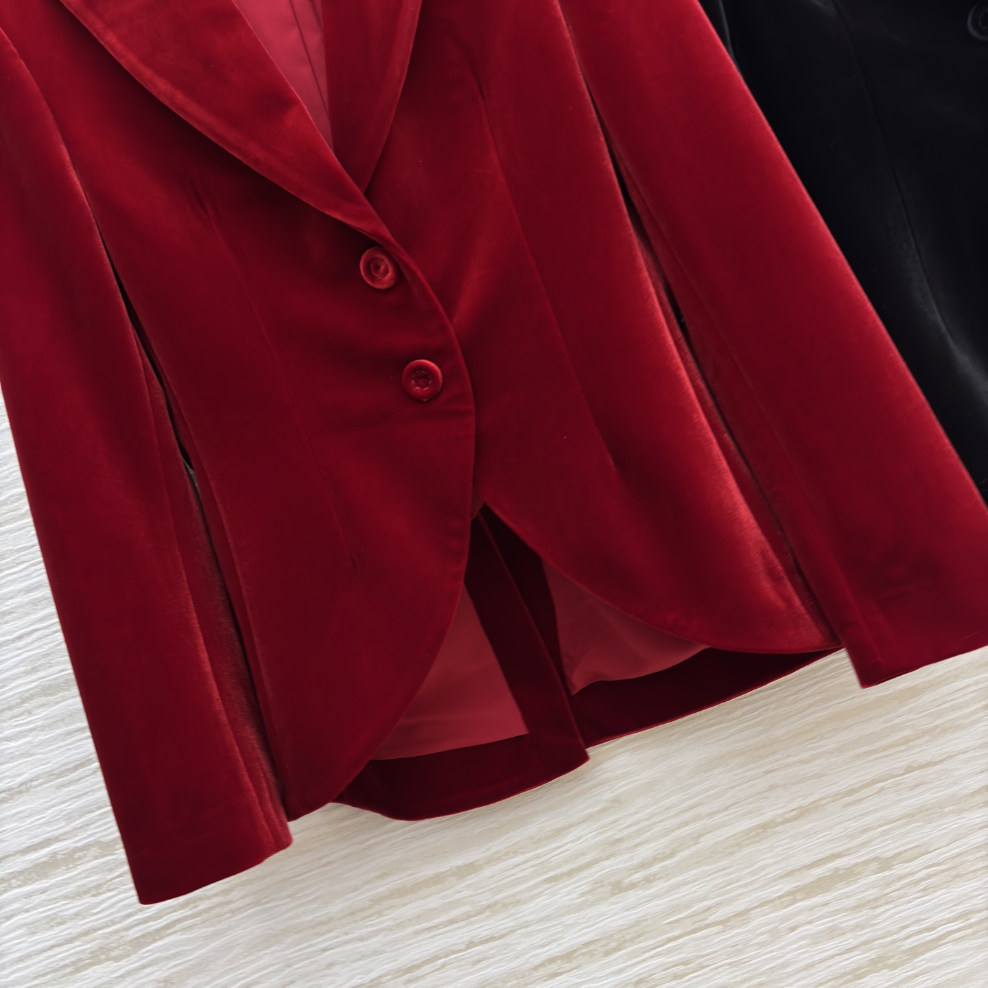 D家丝绒西装 正红是宴会同场的焦点杀 雅黑是日常通勤的质感牌 丝绒裹满柔润光泽 版型掐出利落肩线 秋冬叠
