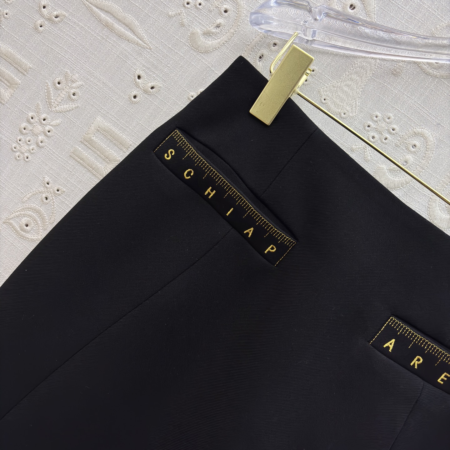 Sch 26新款 尺码刺绣套装 太戳职场精致感了 短款西装利落显比例 金属字母装饰自带贵气 搭配同系列包