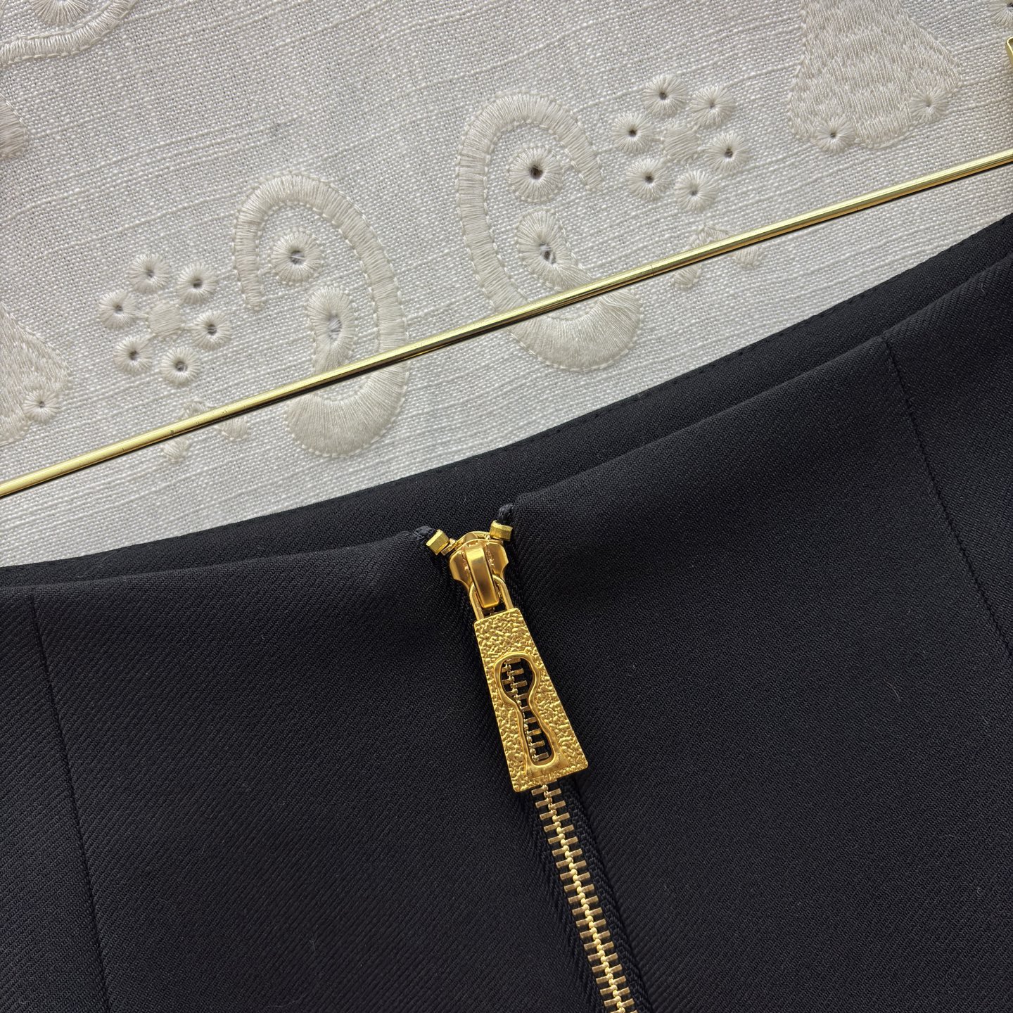 Sch 26新款 尺码刺绣套装 太戳职场精致感了 短款西装利落显比例 金属字母装饰自带贵气 搭配同系列包