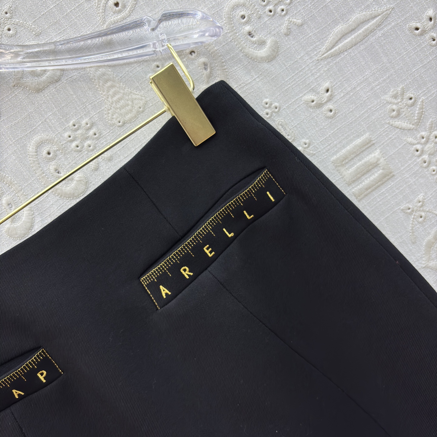 Sch 26新款 尺码刺绣套装 太戳职场精致感了 短款西装利落显比例 金属字母装饰自带贵气 搭配同系列包