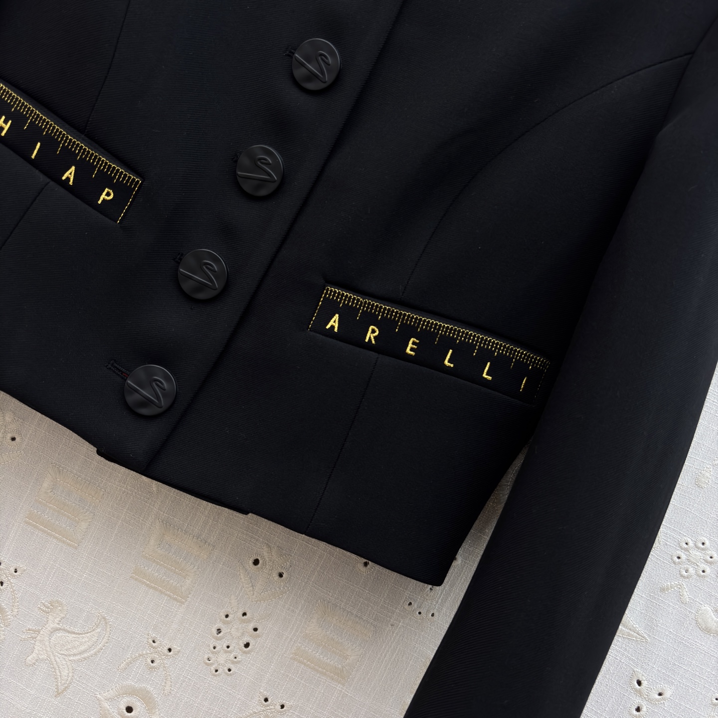 Sch 26新款 尺码刺绣套装 太戳职场精致感了 短款西装利落显比例 金属字母装饰自带贵气 搭配同系列包