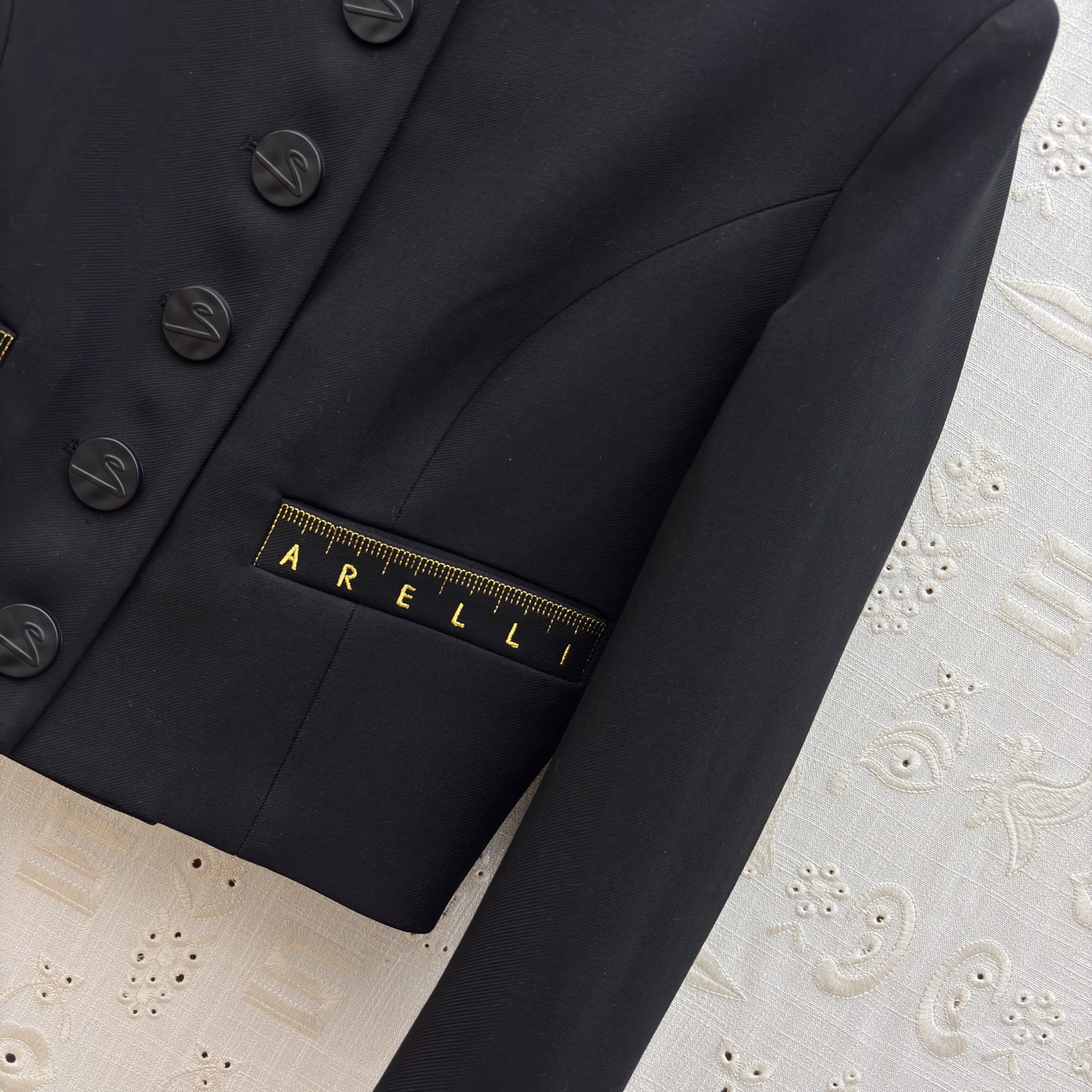 Sch 26新款 尺码刺绣套装 太戳职场精致感了 短款西装利落显比例 金属字母装饰自带贵气 搭配同系列包