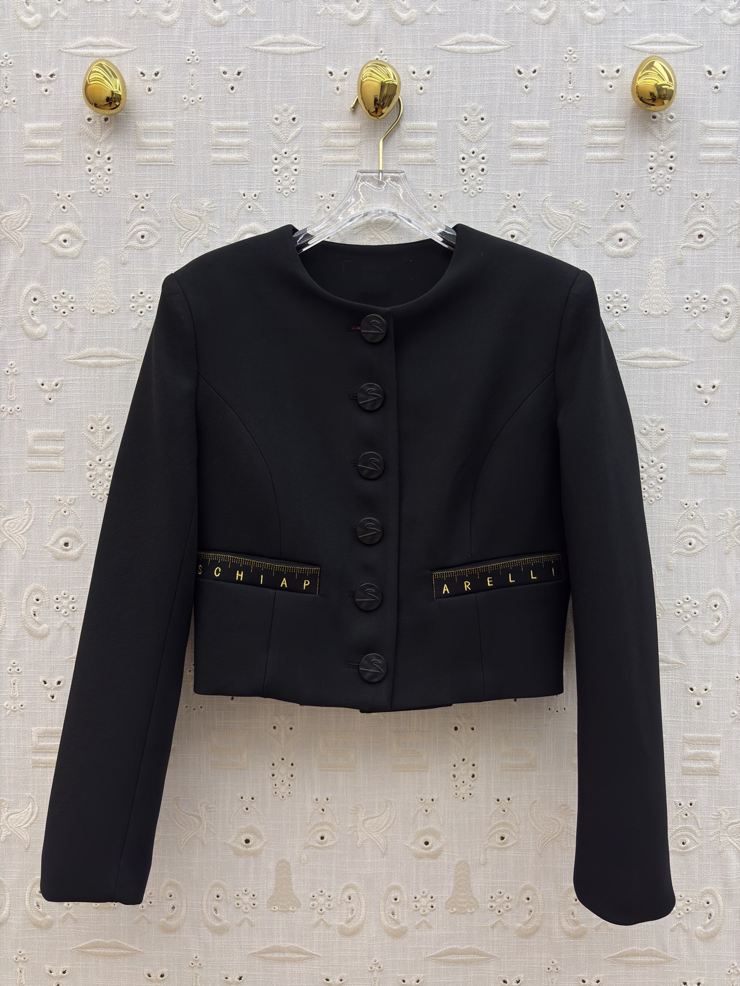 Sch 26新款 尺码刺绣套装 太戳职场精致感了 短款西装利落显比例 金属字母装饰自带贵气 搭配同系列包