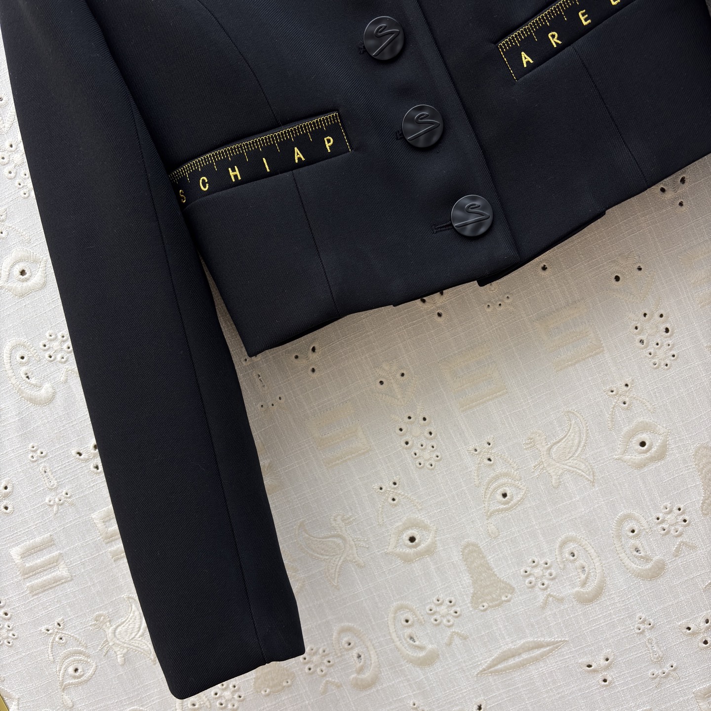 Sch 26新款 尺码刺绣套装 太戳职场精致感了 短款西装利落显比例 金属字母装饰自带贵气 搭配同系列包