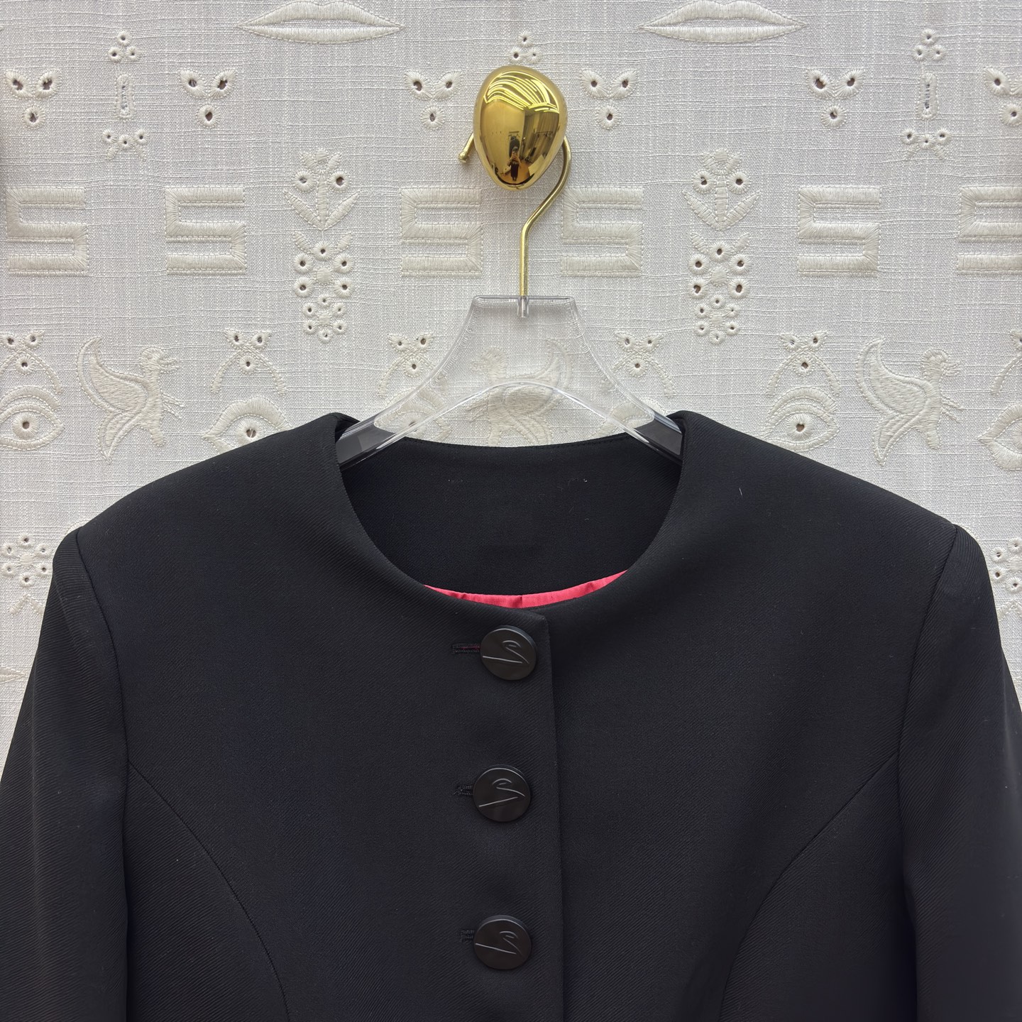 Sch 26新款 尺码刺绣套装 太戳职场精致感了 短款西装利落显比例 金属字母装饰自带贵气 搭配同系列包