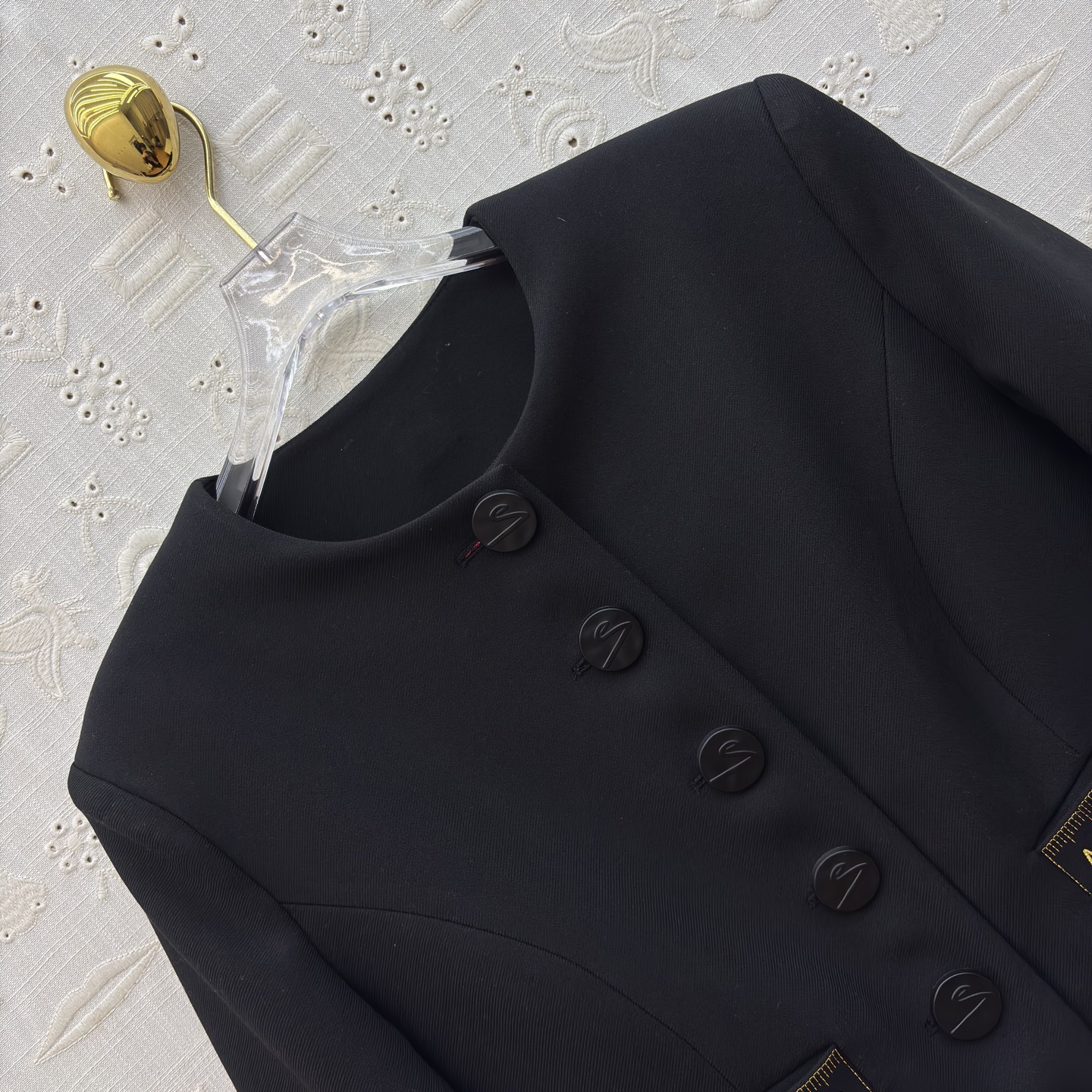 Sch 26新款 尺码刺绣套装 太戳职场精致感了 短款西装利落显比例 金属字母装饰自带贵气 搭配同系列包