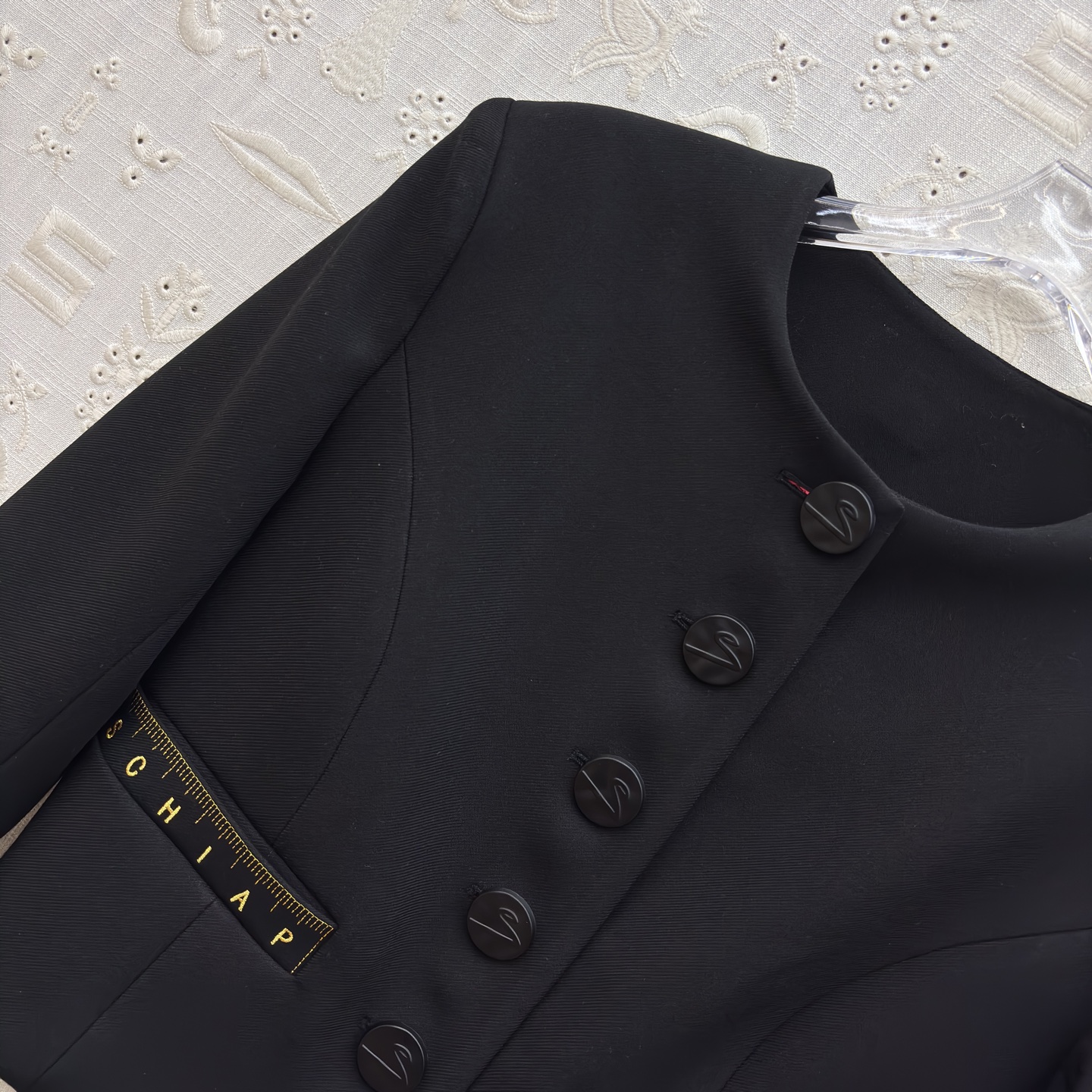 Sch 26新款 尺码刺绣套装 太戳职场精致感了 短款西装利落显比例 金属字母装饰自带贵气 搭配同系列包