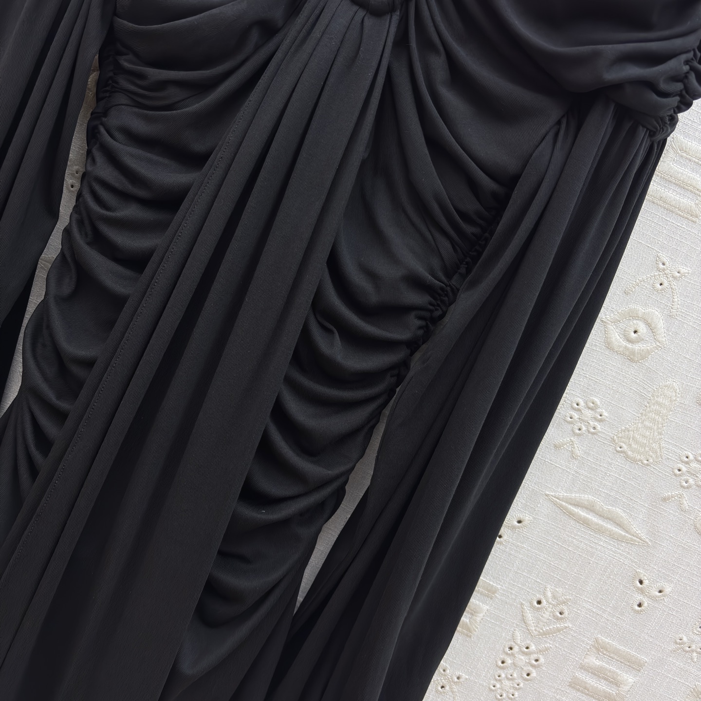 Sch 26新款 缕空钥匙形褶皱长袖衫 高级松弛感 褶皱裹肩自带慵懒氛围 镂空钥匙形细节又藏着小精致 利