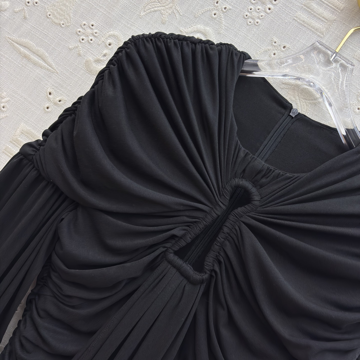 Sch 26新款 缕空钥匙形褶皱长袖衫 高级松弛感 褶皱裹肩自带慵懒氛围 镂空钥匙形细节又藏着小精致 利