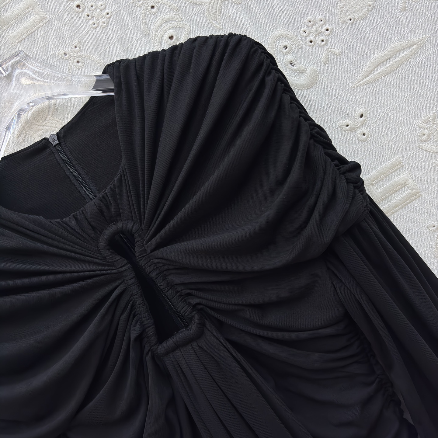 Sch 26新款 缕空钥匙形褶皱长袖衫 高级松弛感 褶皱裹肩自带慵懒氛围 镂空钥匙形细节又藏着小精致 利