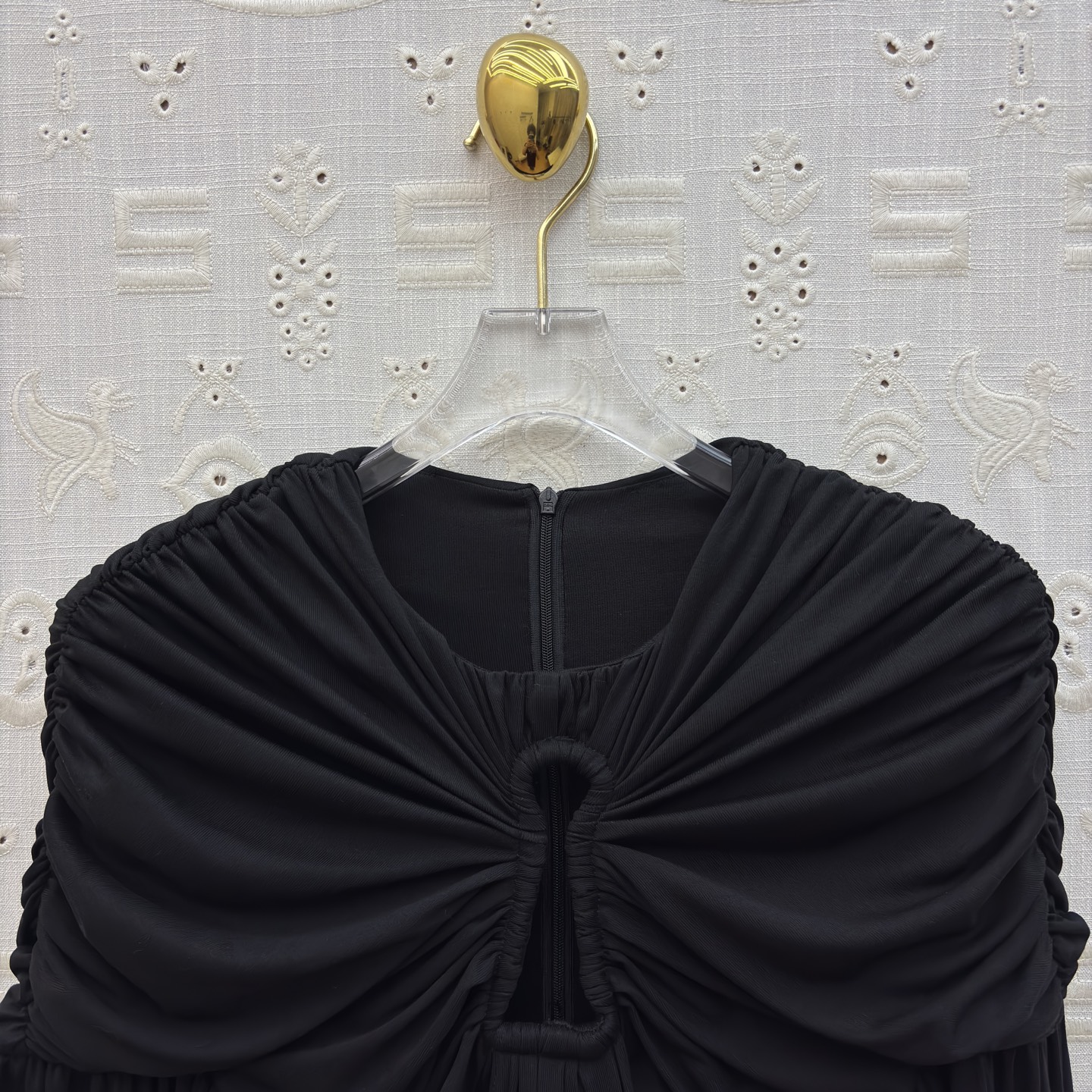 Sch 26新款 缕空钥匙形褶皱长袖衫 高级松弛感 褶皱裹肩自带慵懒氛围 镂空钥匙形细节又藏着小精致 利