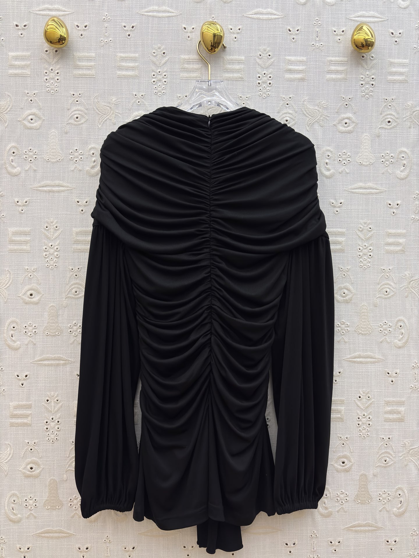 Sch 26新款 缕空钥匙形褶皱长袖衫 高级松弛感 褶皱裹肩自带慵懒氛围 镂空钥匙形细节又藏着小精致 利