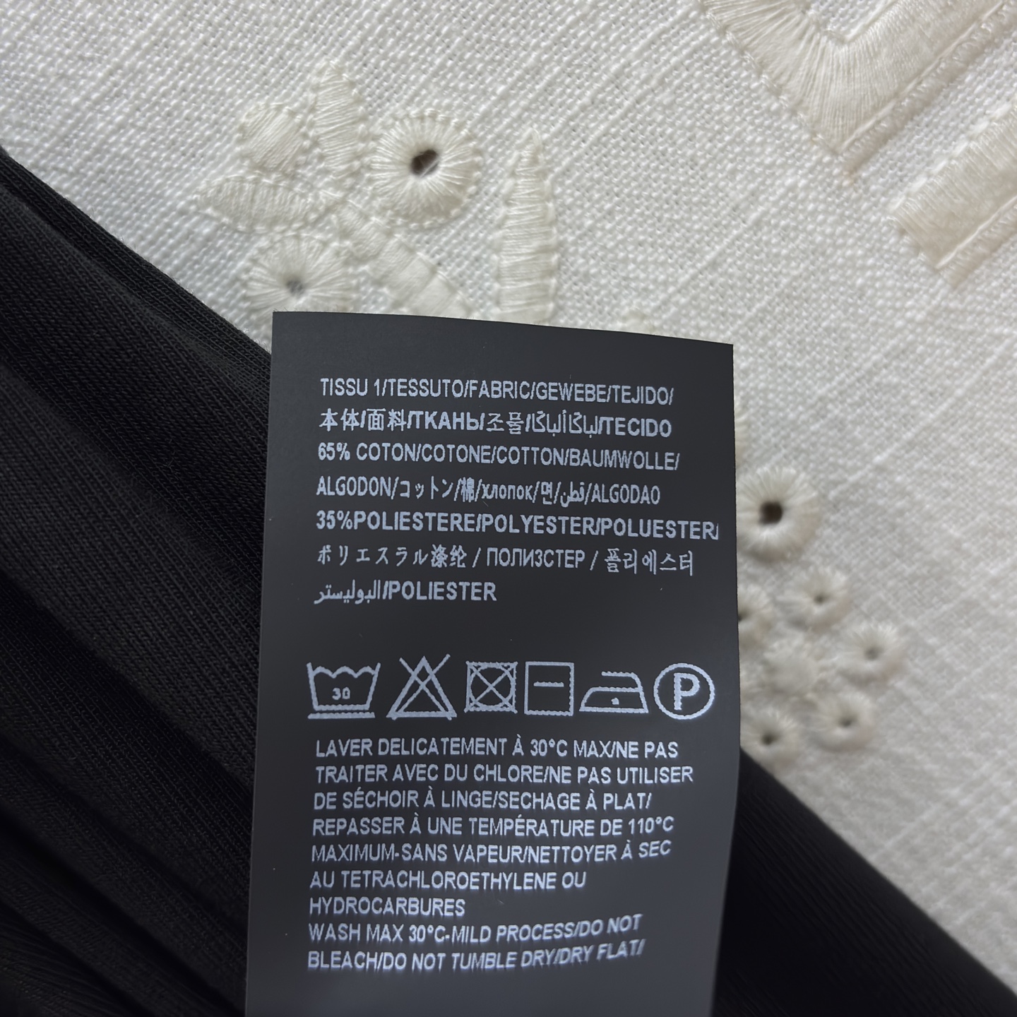 Sch 26新款 缕空钥匙形褶皱长袖衫 高级松弛感 褶皱裹肩自带慵懒氛围 镂空钥匙形细节又藏着小精致 利