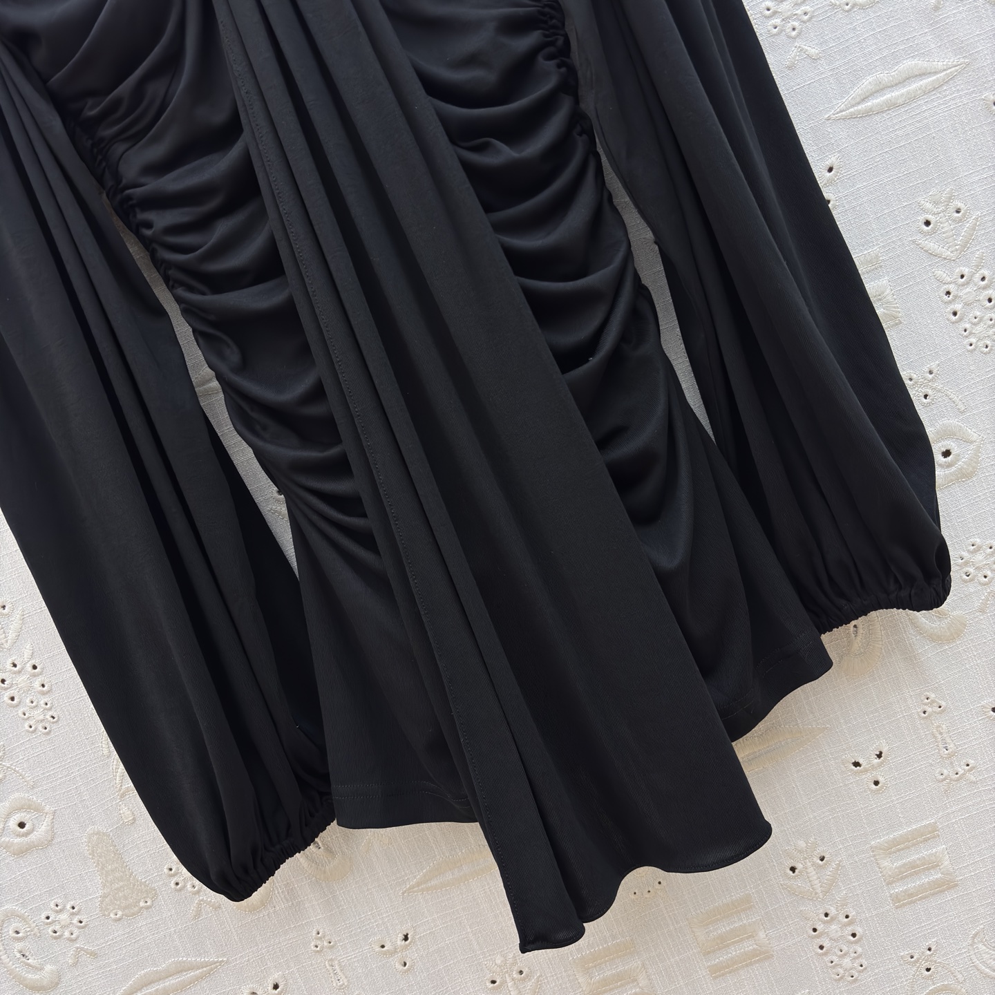 Sch 26新款 缕空钥匙形褶皱长袖衫 高级松弛感 褶皱裹肩自带慵懒氛围 镂空钥匙形细节又藏着小精致 利