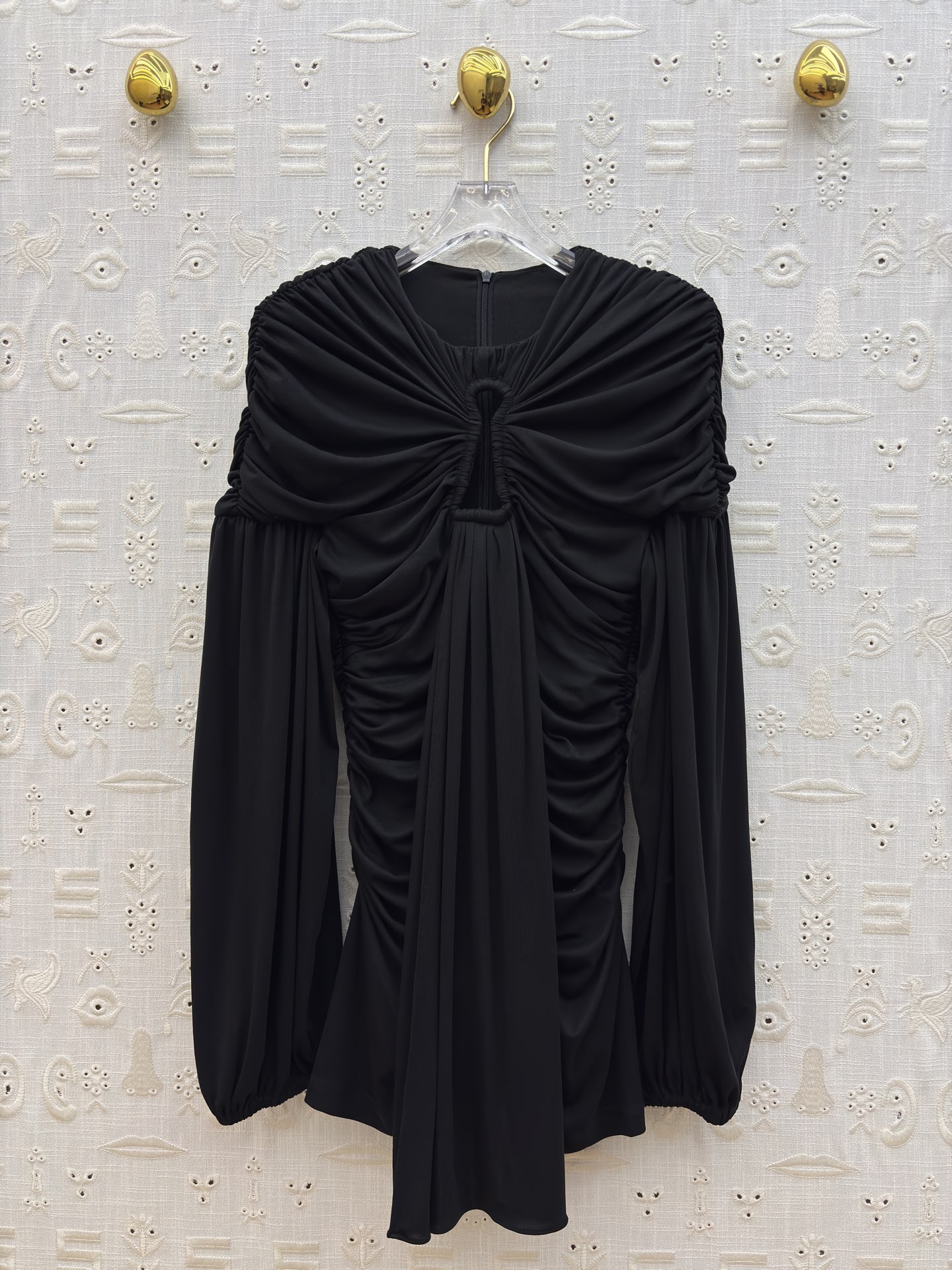 Sch 26新款 缕空钥匙形褶皱长袖衫 高级松弛感 褶皱裹肩自带慵懒氛围 镂空钥匙形细节又藏着小精致 利