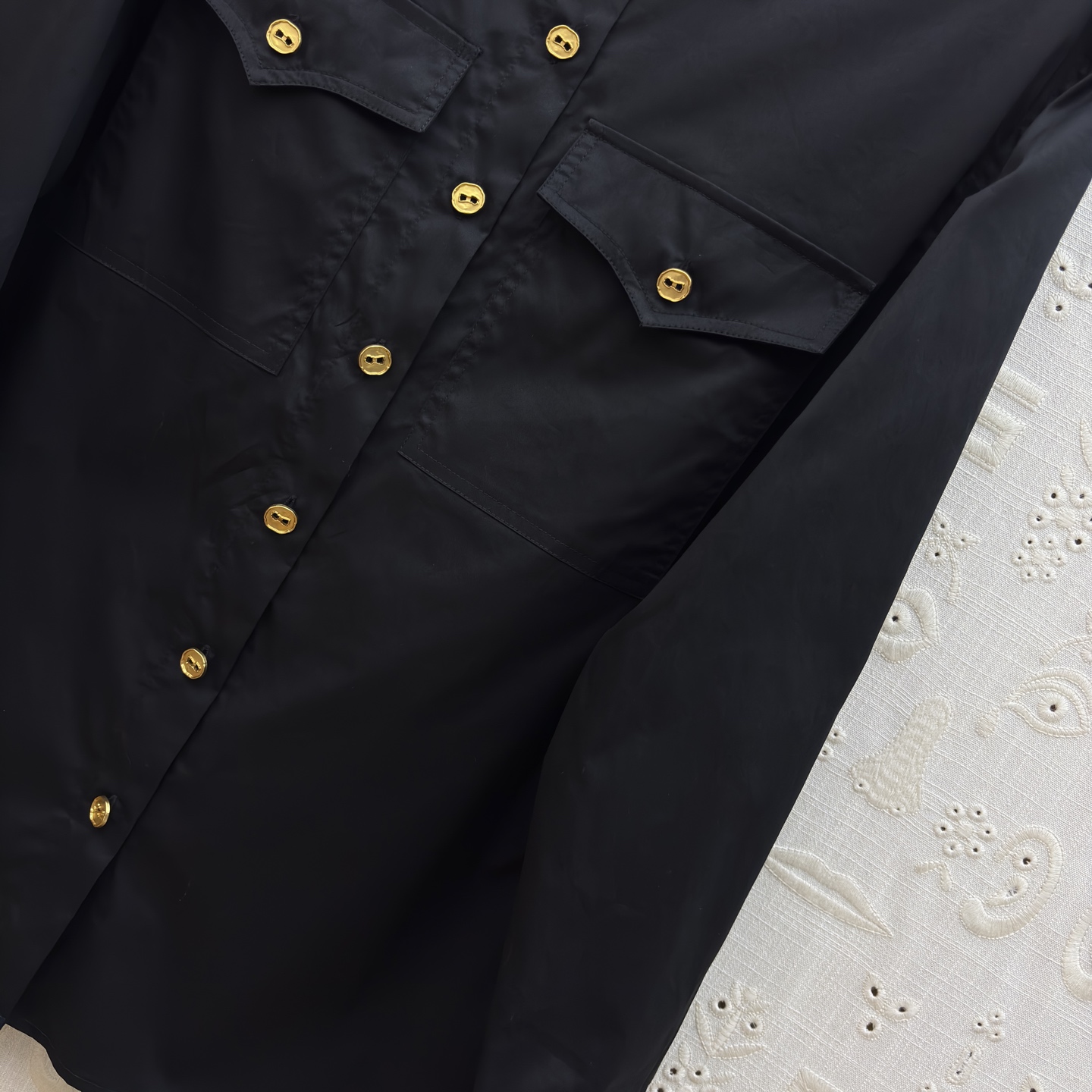 Sch家 26新款 金属扣翻领衬衫 定制面料高级有质感 双口袋装饰 上身舒适随性完全不挑身材 任何身型都