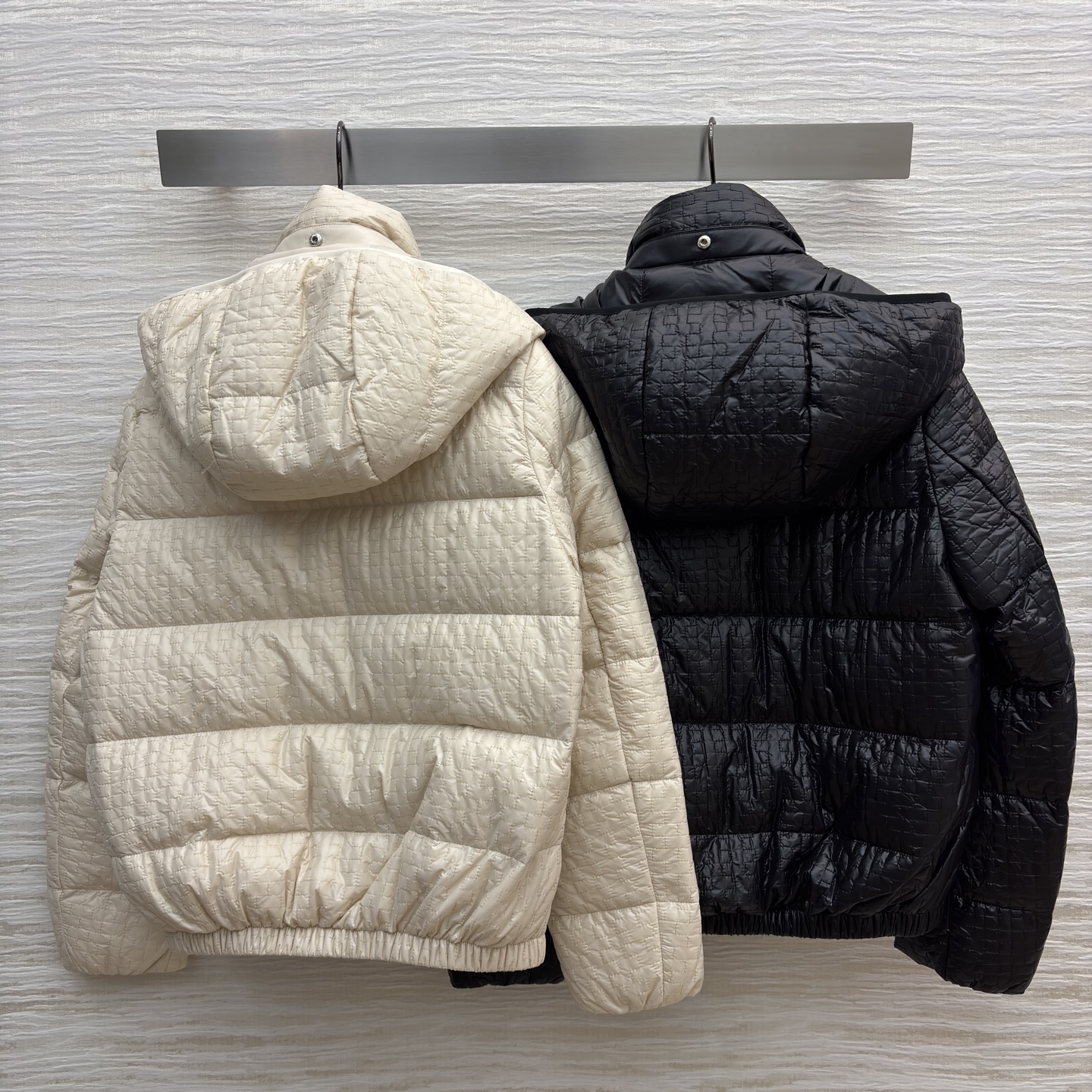 Mo家 25秋冬新款 格纹连帽羽绒服 连帽立领设计 暗纹拉链巨显高级 通身暗纹格点缀 上身减龄少女感拉满