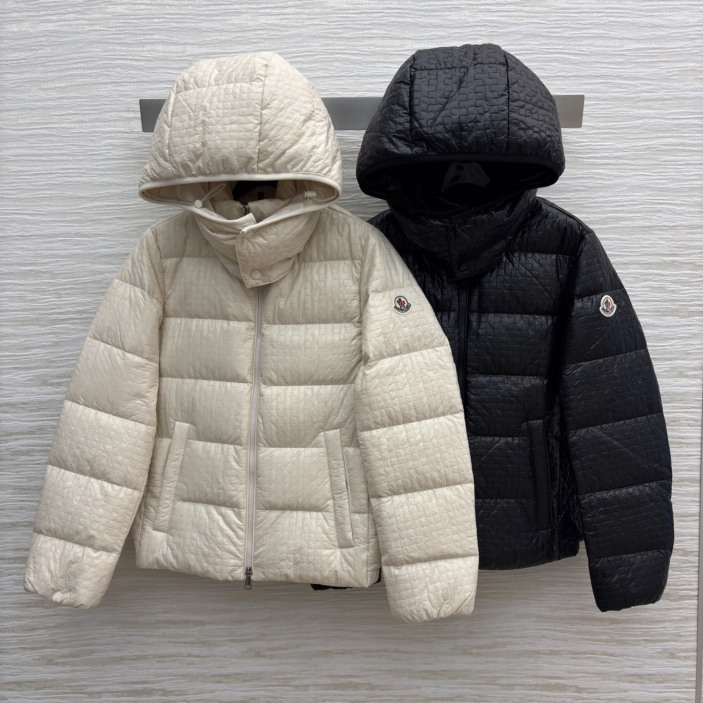 Mo家 25秋冬新款 格纹连帽羽绒服 连帽立领设计 暗纹拉链巨显高级 通身暗纹格点缀 上身减龄少女感拉满