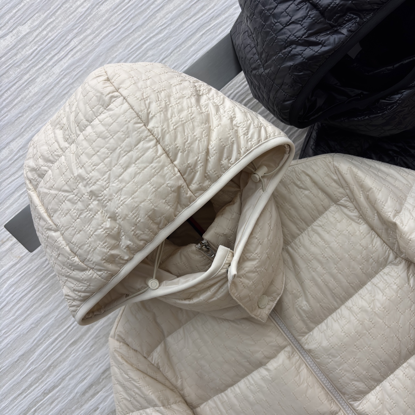 Mo家 25秋冬新款 格纹连帽羽绒服 连帽立领设计 暗纹拉链巨显高级 通身暗纹格点缀 上身减龄少女感拉满