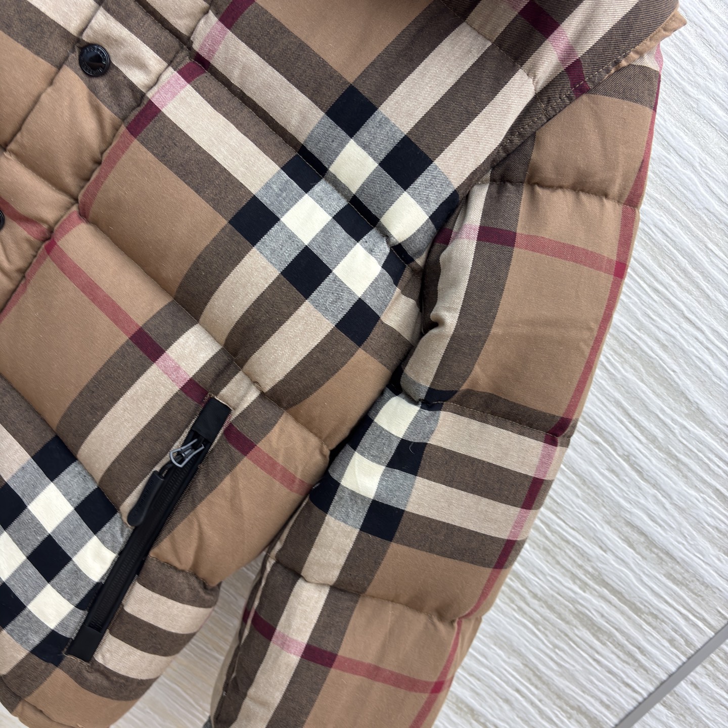 Bur 25秋冬 连帽短款格纹羽绒服 连帽立领款型防风酷帅有型 经典格纹样式彰显品牌魅力 防风利落 重磅