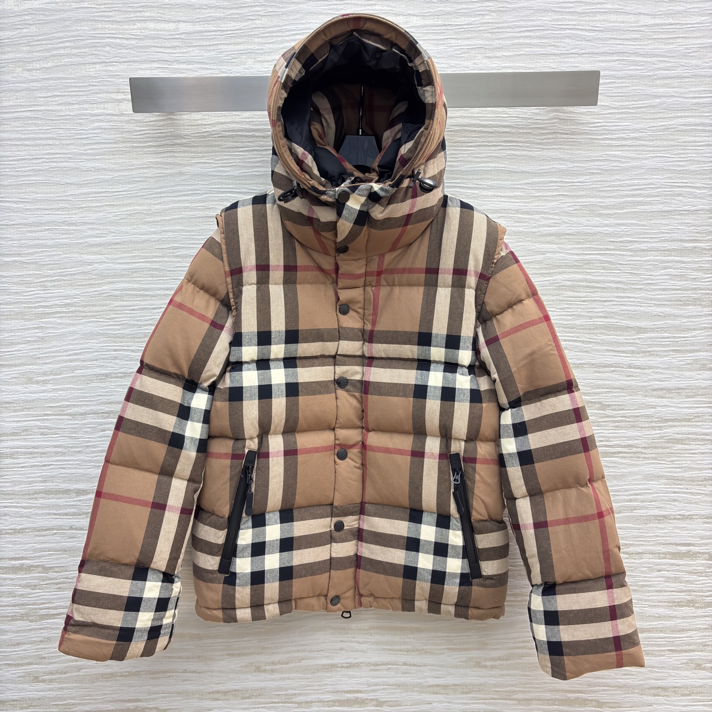 Bur 25秋冬 连帽短款格纹羽绒服 连帽立领款型防风酷帅有型 经典格纹样式彰显品牌魅力 防风利落 重磅