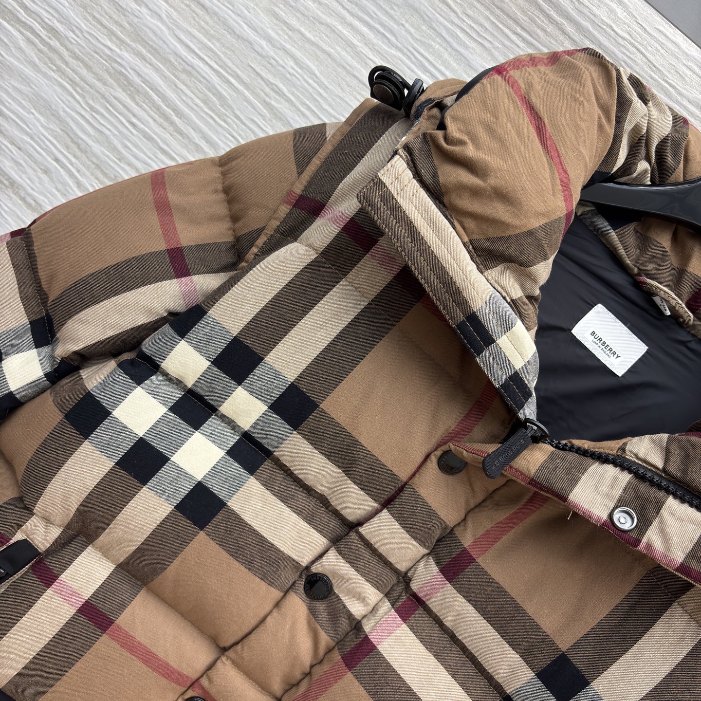 Bur 25秋冬 连帽短款格纹羽绒服 连帽立领款型防风酷帅有型 经典格纹样式彰显品牌魅力 防风利落 重磅