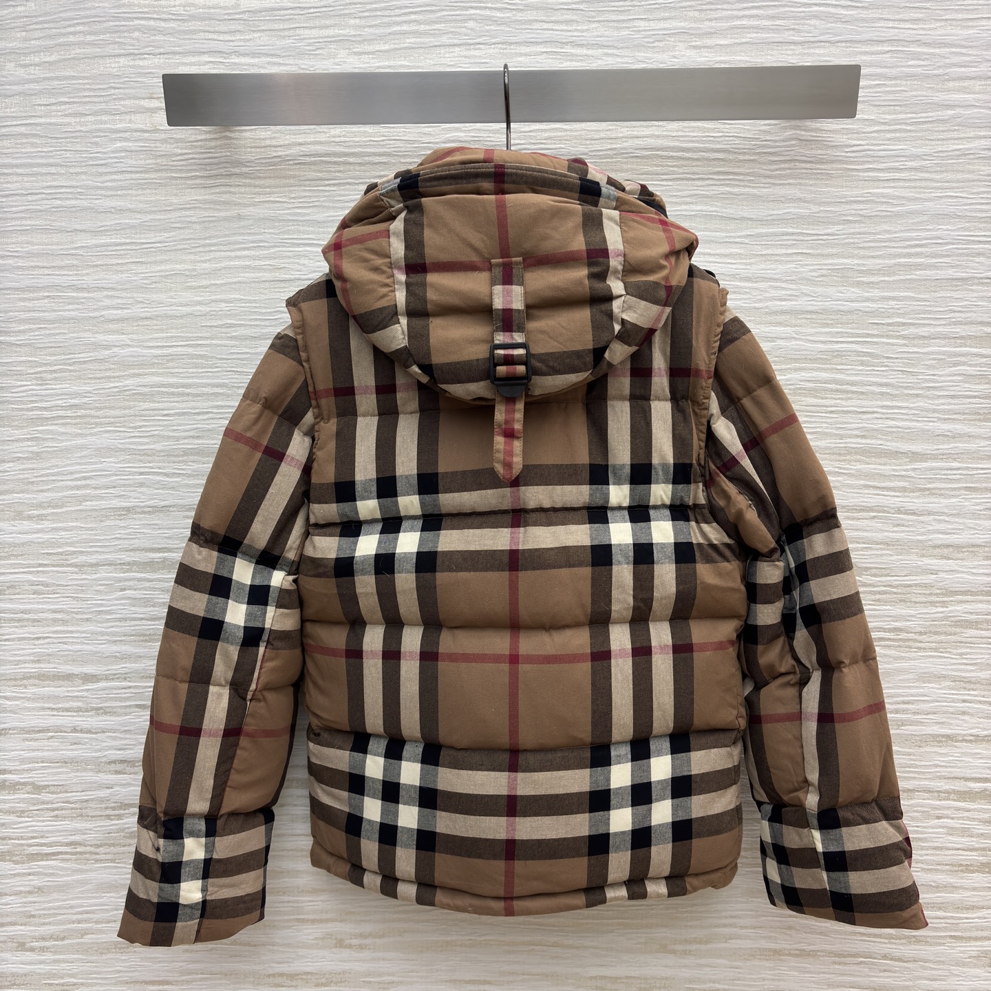 Bur 25秋冬 连帽短款格纹羽绒服 连帽立领款型防风酷帅有型 经典格纹样式彰显品牌魅力 防风利落 重磅