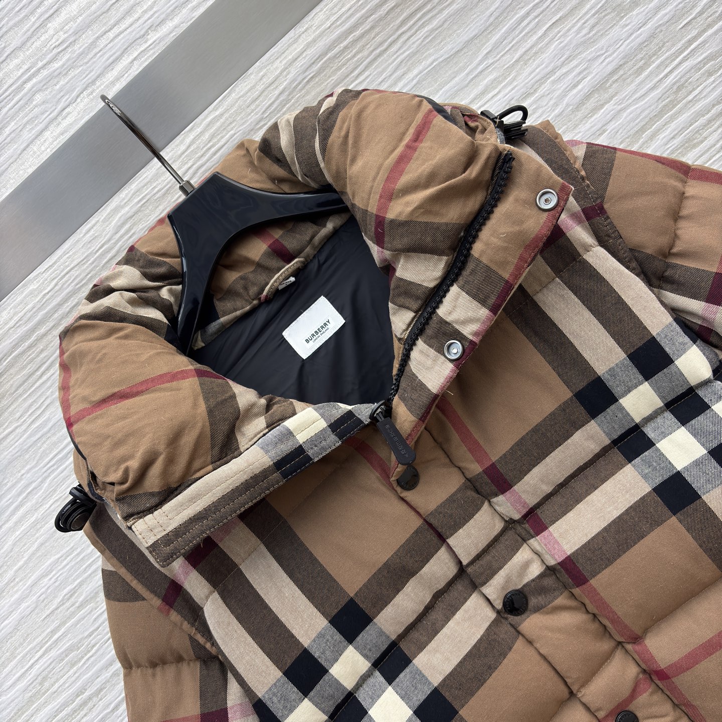 Bur 25秋冬 连帽短款格纹羽绒服 连帽立领款型防风酷帅有型 经典格纹样式彰显品牌魅力 防风利落 重磅