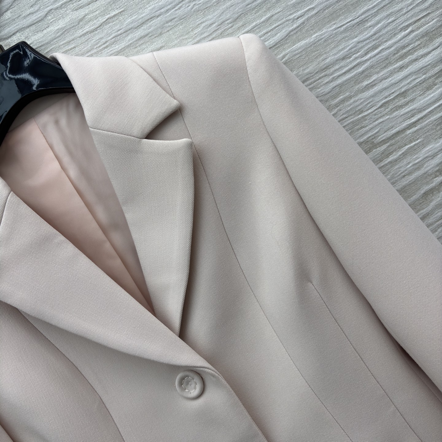 D家 26春夏新款 翻领裸粉色西装外套 这款西装外套 上身精致有型 立体时髦 散发出永恒的优雅气息 精致