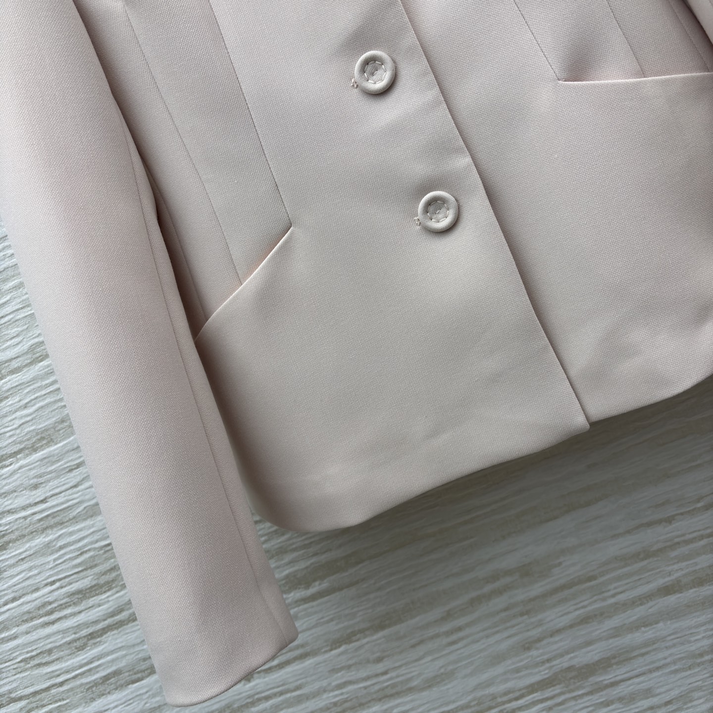 D家 26春夏新款 翻领裸粉色西装外套 这款西装外套 上身精致有型 立体时髦 散发出永恒的优雅气息 精致