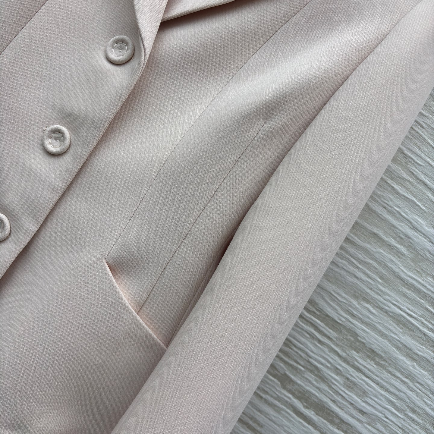 D家 26春夏新款 翻领裸粉色西装外套 这款西装外套 上身精致有型 立体时髦 散发出永恒的优雅气息 精致