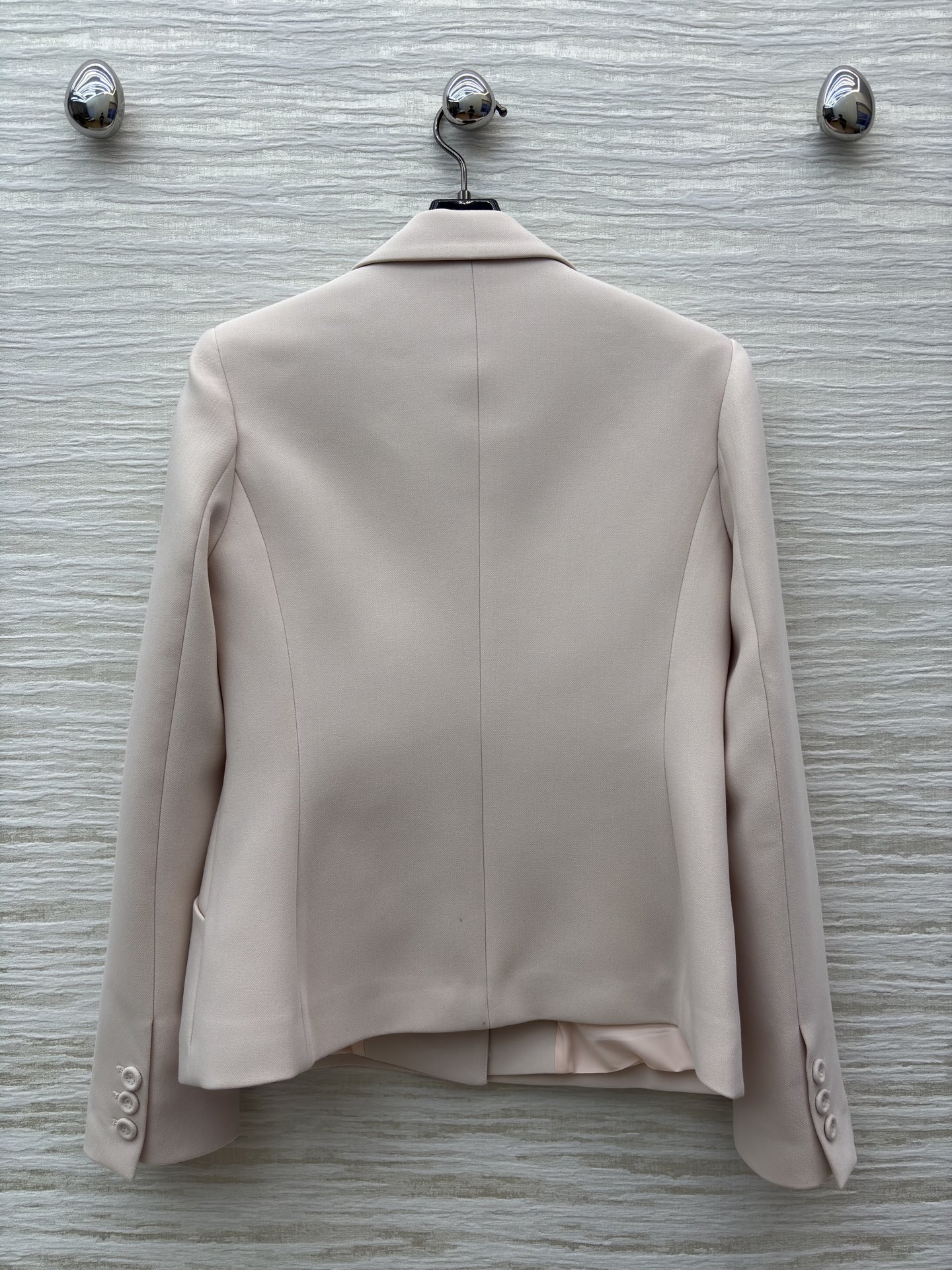 D家 26春夏新款 翻领裸粉色西装外套 这款西装外套 上身精致有型 立体时髦 散发出永恒的优雅气息 精致