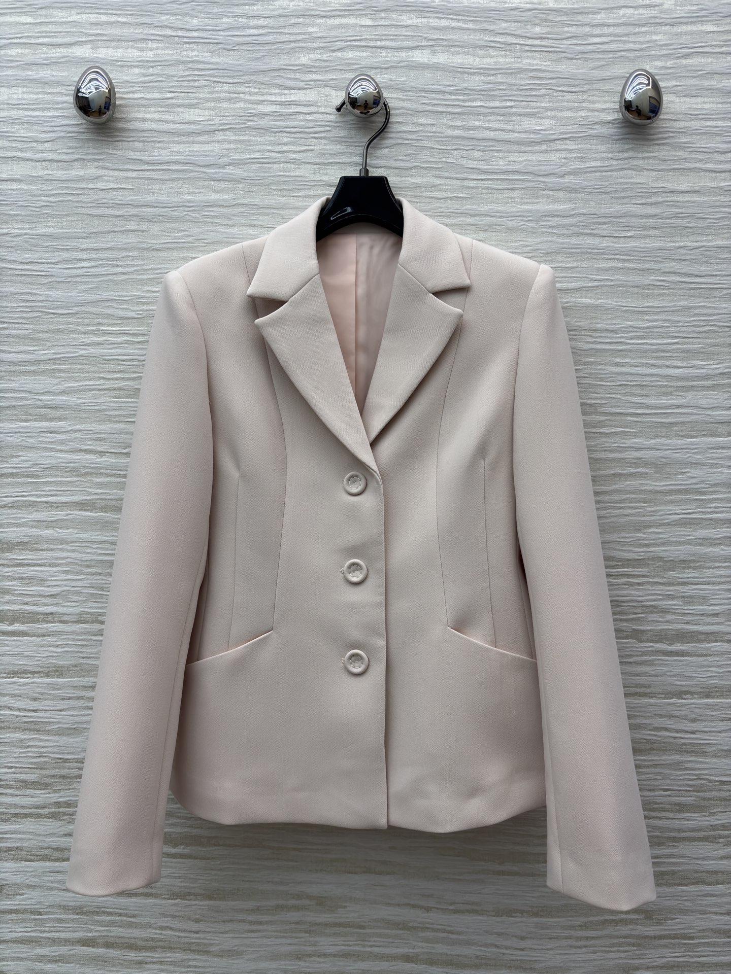 D家 26春夏新款 翻领裸粉色西装外套 这款西装外套 上身精致有型 立体时髦 散发出永恒的优雅气息 精致