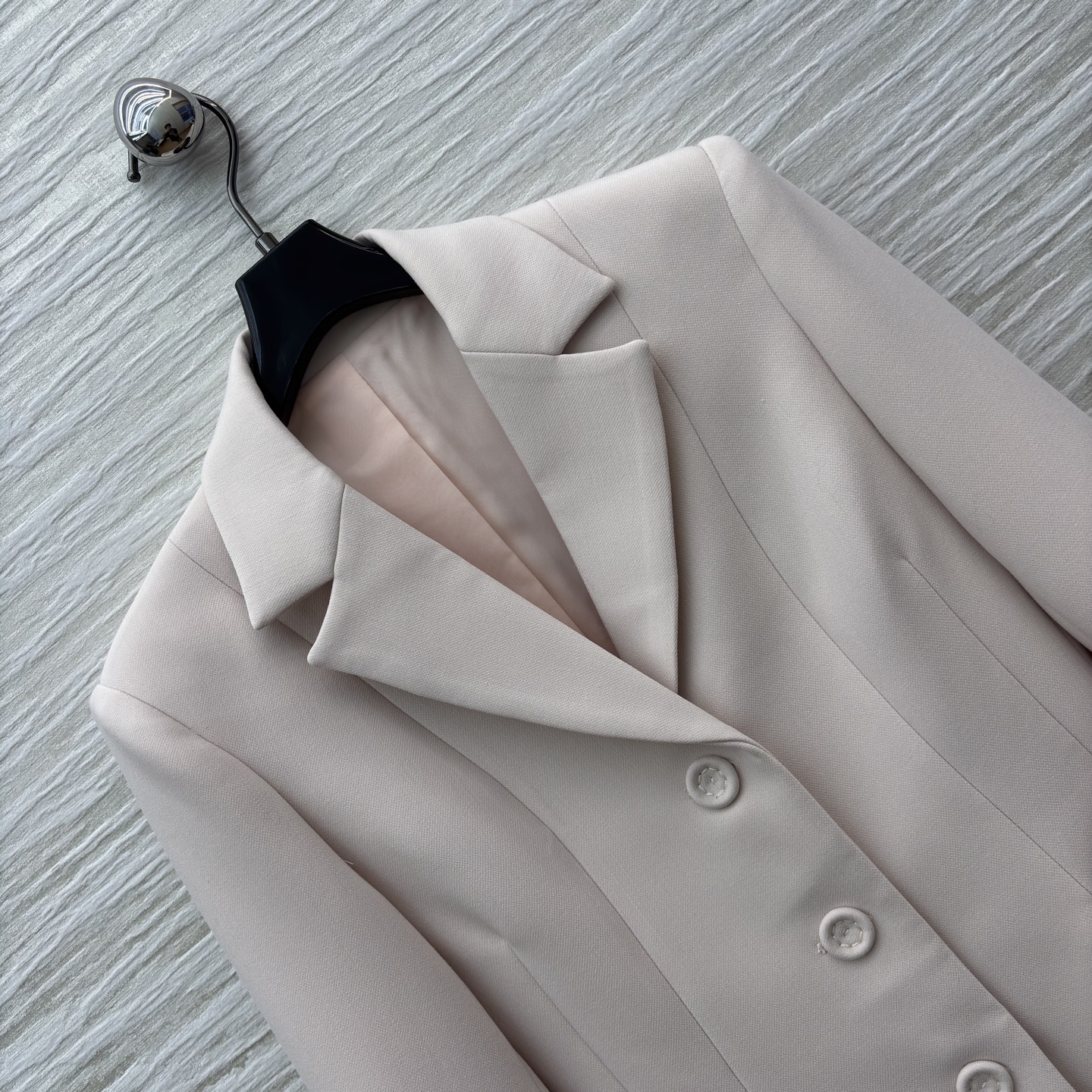 D家 26春夏新款 翻领裸粉色西装外套 这款西装外套 上身精致有型 立体时髦 散发出永恒的优雅气息 精致