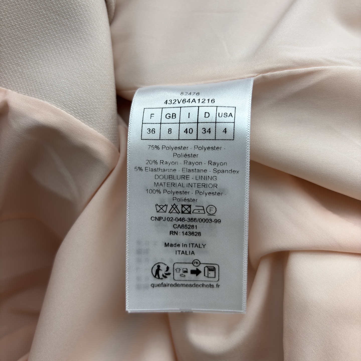 D家 26春夏新款 翻领裸粉色西装外套 这款西装外套 上身精致有型 立体时髦 散发出永恒的优雅气息 精致