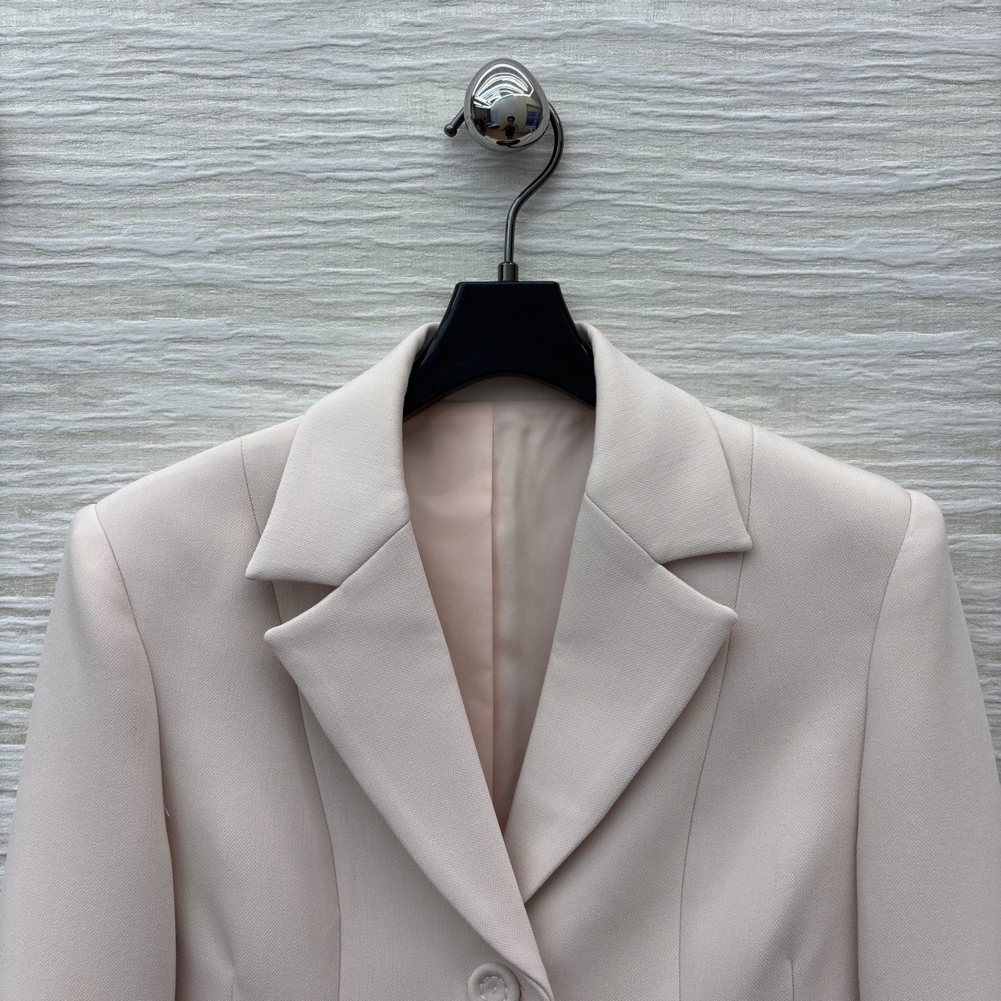 D家 26春夏新款 翻领裸粉色西装外套 这款西装外套 上身精致有型 立体时髦 散发出永恒的优雅气息 精致