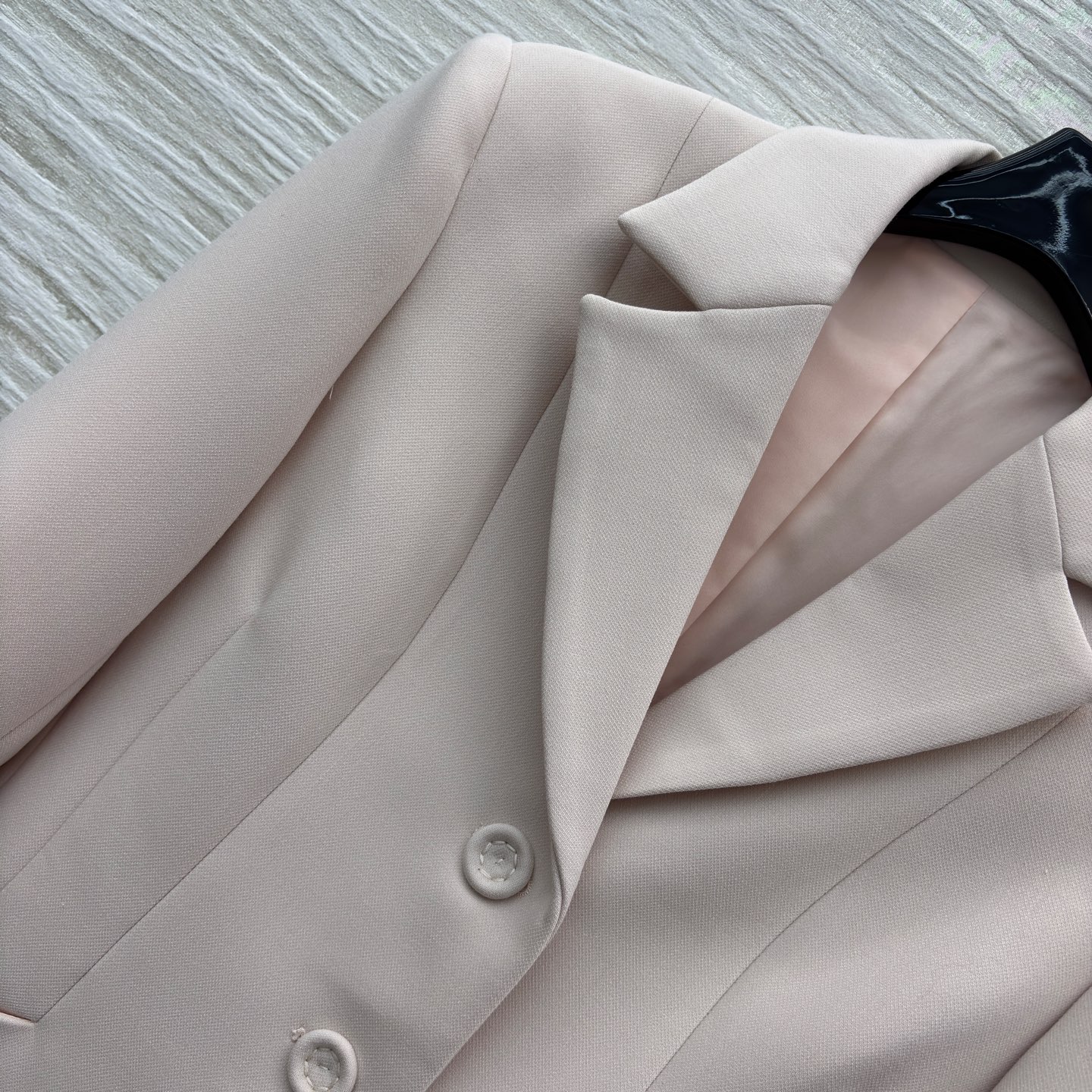 D家 26春夏新款 翻领裸粉色西装外套 这款西装外套 上身精致有型 立体时髦 散发出永恒的优雅气息 精致