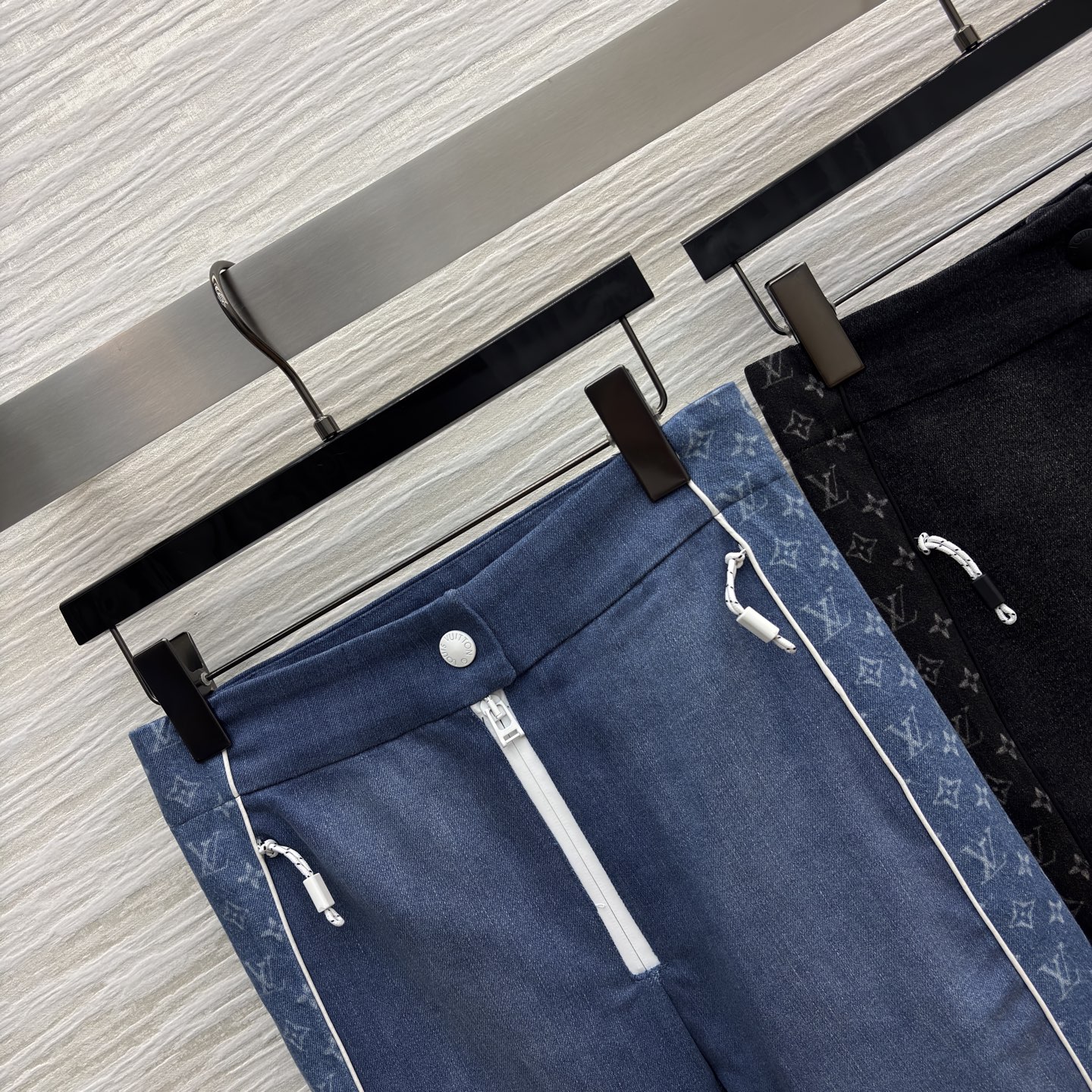 L家侧边老花微喇裤 黑调带暗纹显酷飒 蓝调衬白边更清爽 版型利落还藏着细节小心思 风格随你挑~可搭配同系