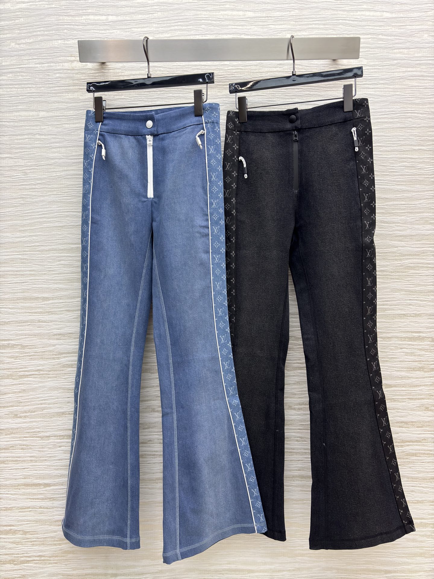 L家侧边老花微喇裤 黑调带暗纹显酷飒 蓝调衬白边更清爽 版型利落还藏着细节小心思 风格随你挑~可搭配同系