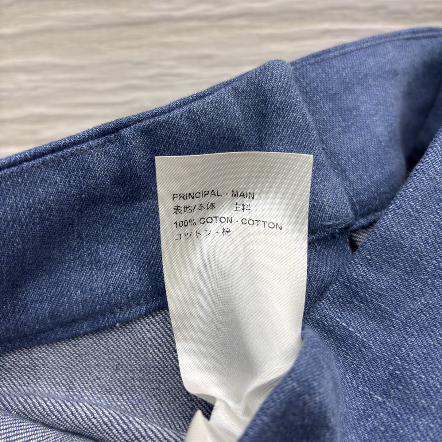 L家侧边老花微喇裤 黑调带暗纹显酷飒 蓝调衬白边更清爽 版型利落还藏着细节小心思 风格随你挑~可搭配同系