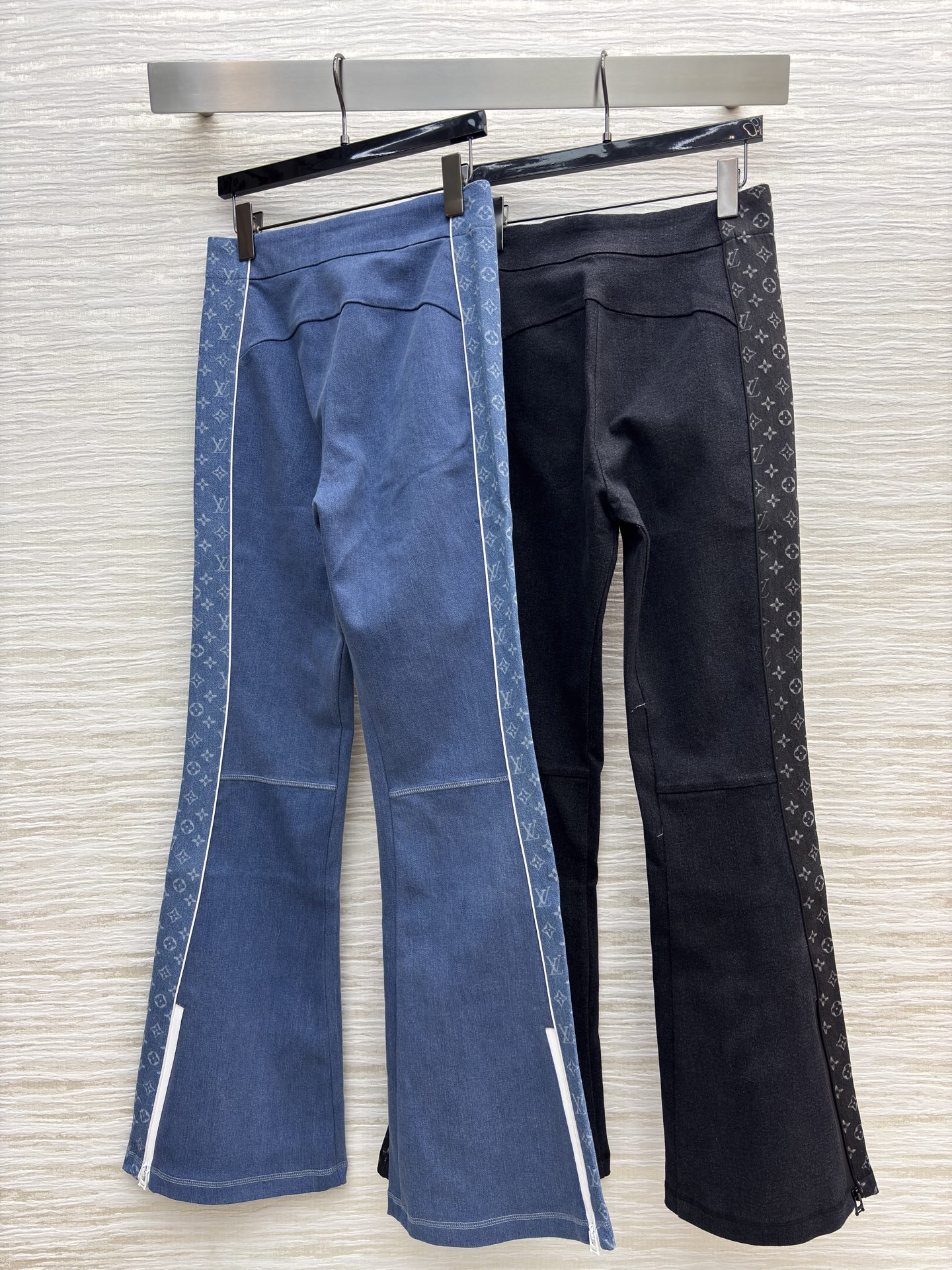 L家侧边老花微喇裤 黑调带暗纹显酷飒 蓝调衬白边更清爽 版型利落还藏着细节小心思 风格随你挑~可搭配同系