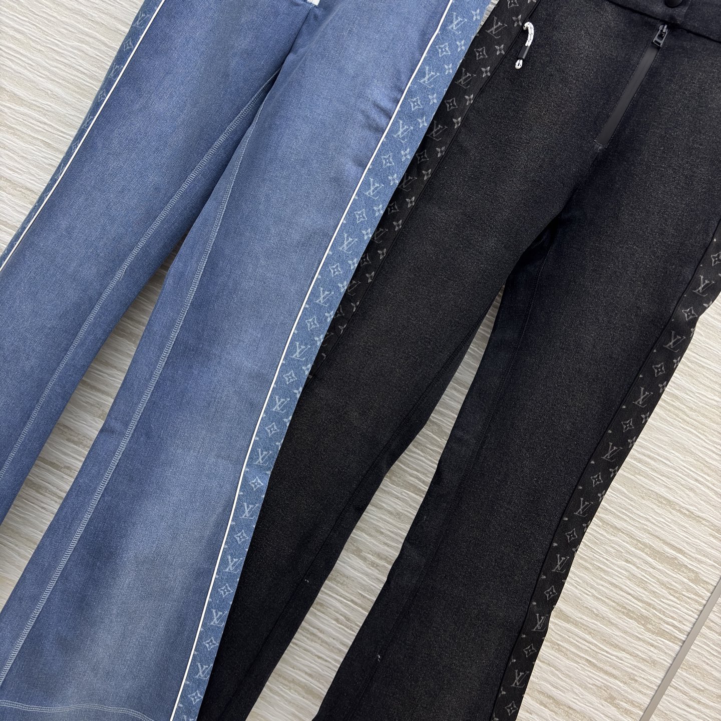 L家侧边老花微喇裤 黑调带暗纹显酷飒 蓝调衬白边更清爽 版型利落还藏着细节小心思 风格随你挑~可搭配同系