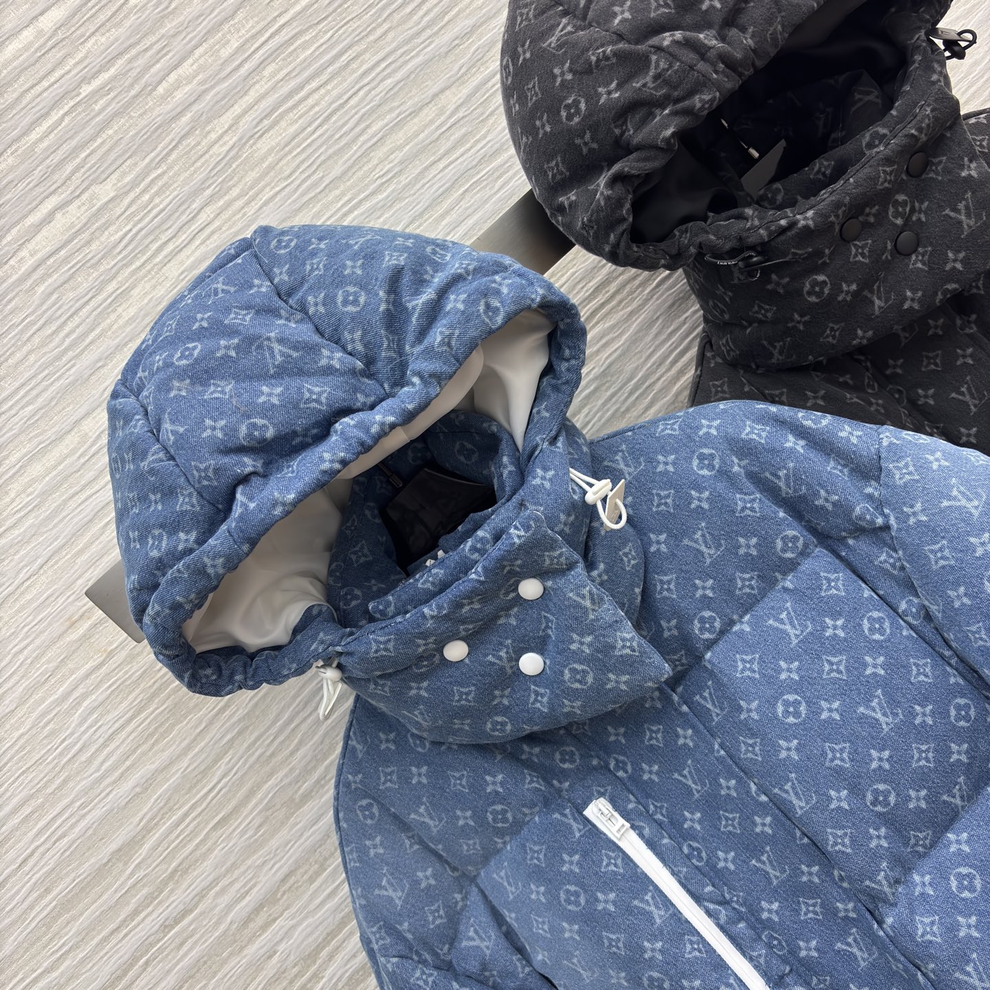 L家老花满印裹羽绒服 蓬松版型暖得毫不含糊~黑调沉稳、蓝调清爽，连帽设计 细节拉链拉满精致感 配防尘袋 