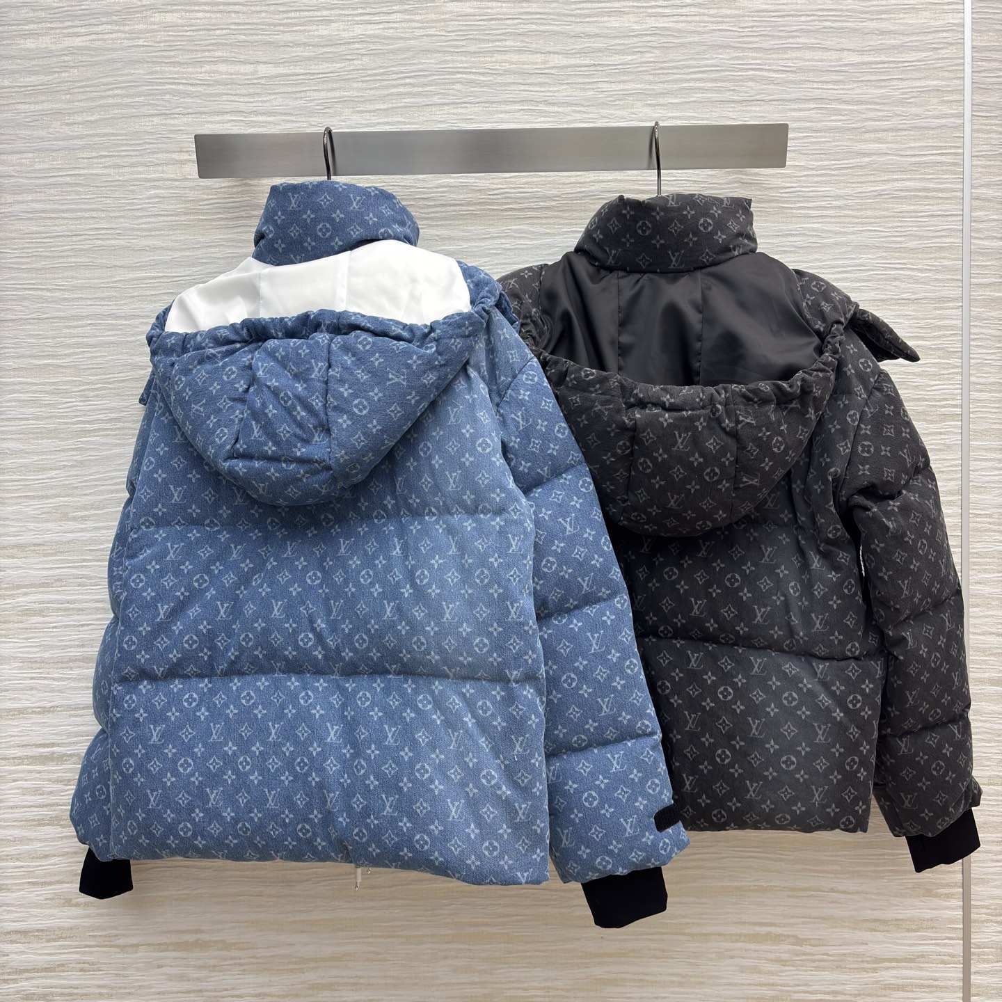 L家老花满印裹羽绒服 蓬松版型暖得毫不含糊~黑调沉稳、蓝调清爽，连帽设计 细节拉链拉满精致感 配防尘袋 