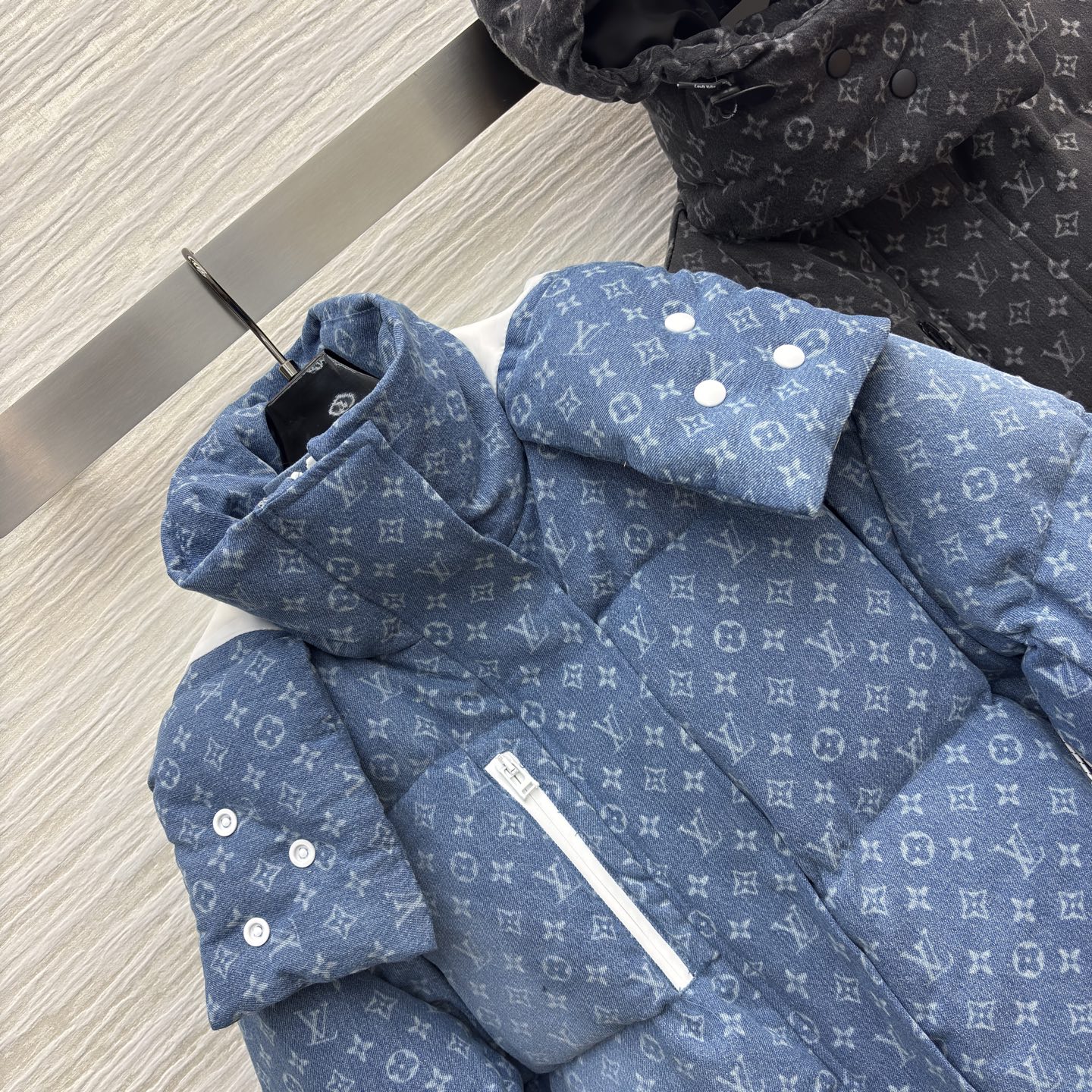 L家老花满印裹羽绒服 蓬松版型暖得毫不含糊~黑调沉稳、蓝调清爽，连帽设计 细节拉链拉满精致感 配防尘袋 