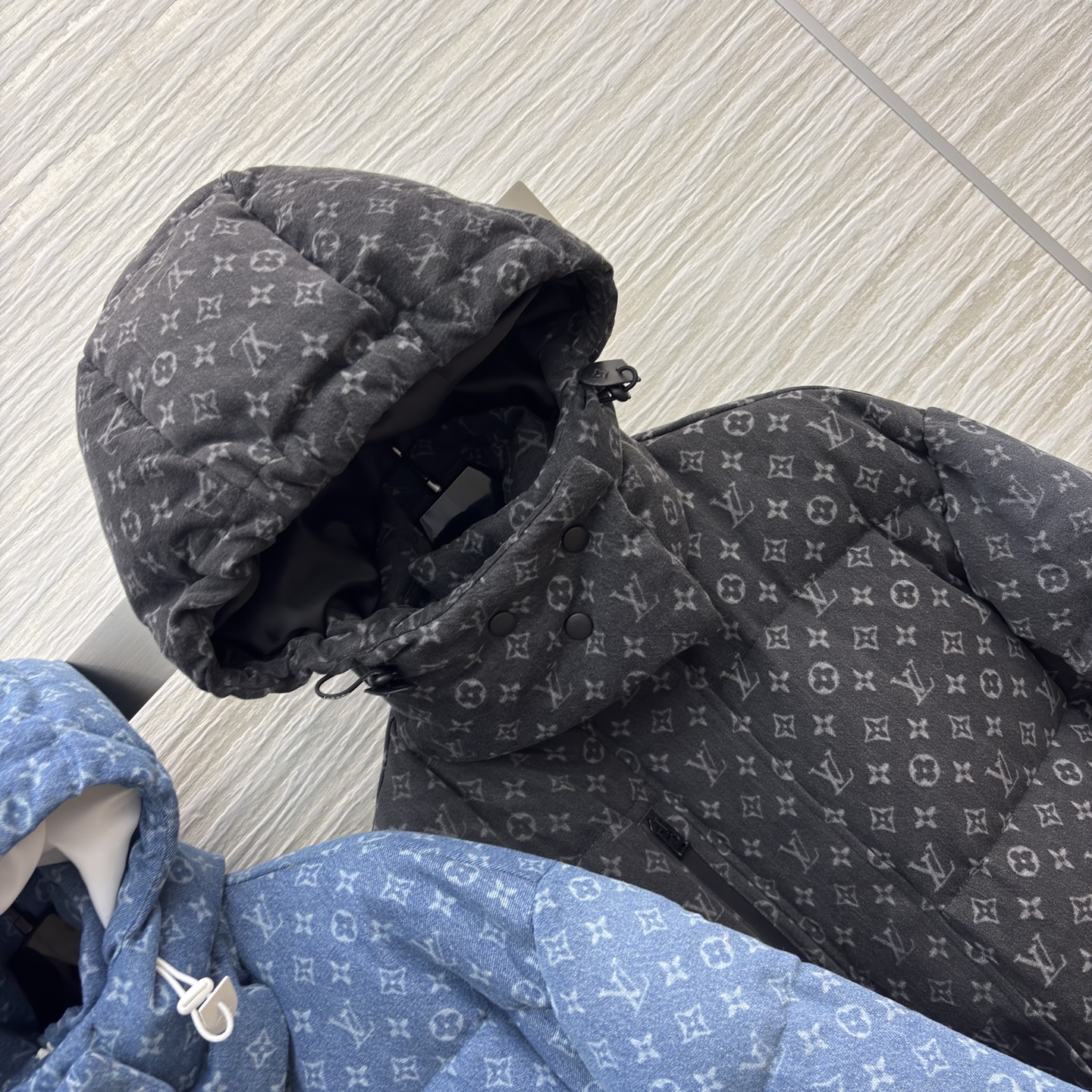 L家老花满印裹羽绒服 蓬松版型暖得毫不含糊~黑调沉稳、蓝调清爽，连帽设计 细节拉链拉满精致感 配防尘袋 