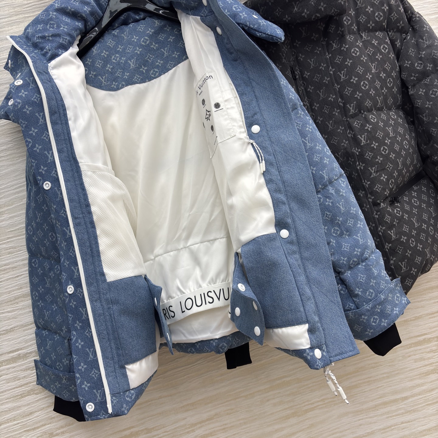 L家老花满印裹羽绒服 蓬松版型暖得毫不含糊~黑调沉稳、蓝调清爽，连帽设计 细节拉链拉满精致感 配防尘袋 