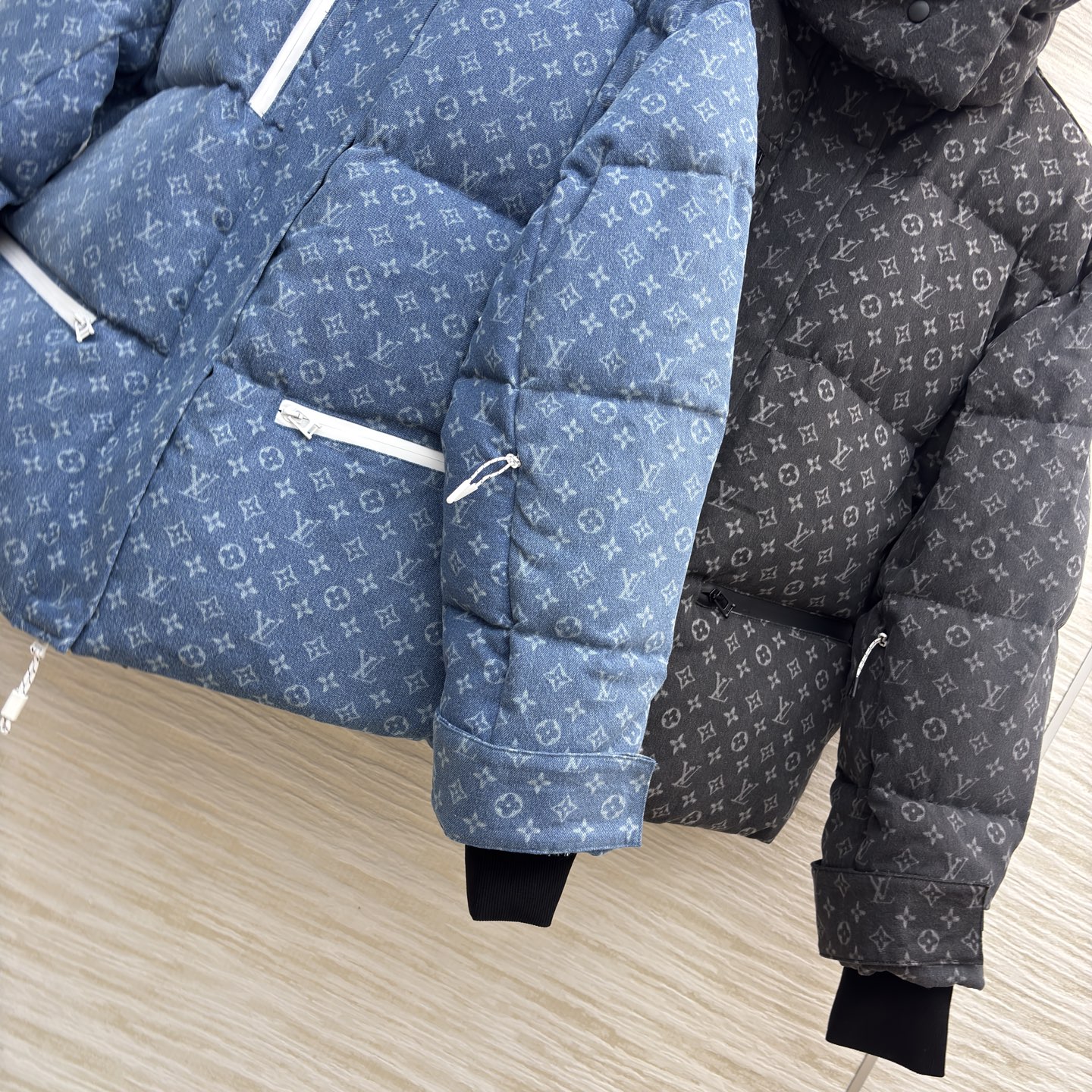 L家老花满印裹羽绒服 蓬松版型暖得毫不含糊~黑调沉稳、蓝调清爽，连帽设计 细节拉链拉满精致感 配防尘袋 