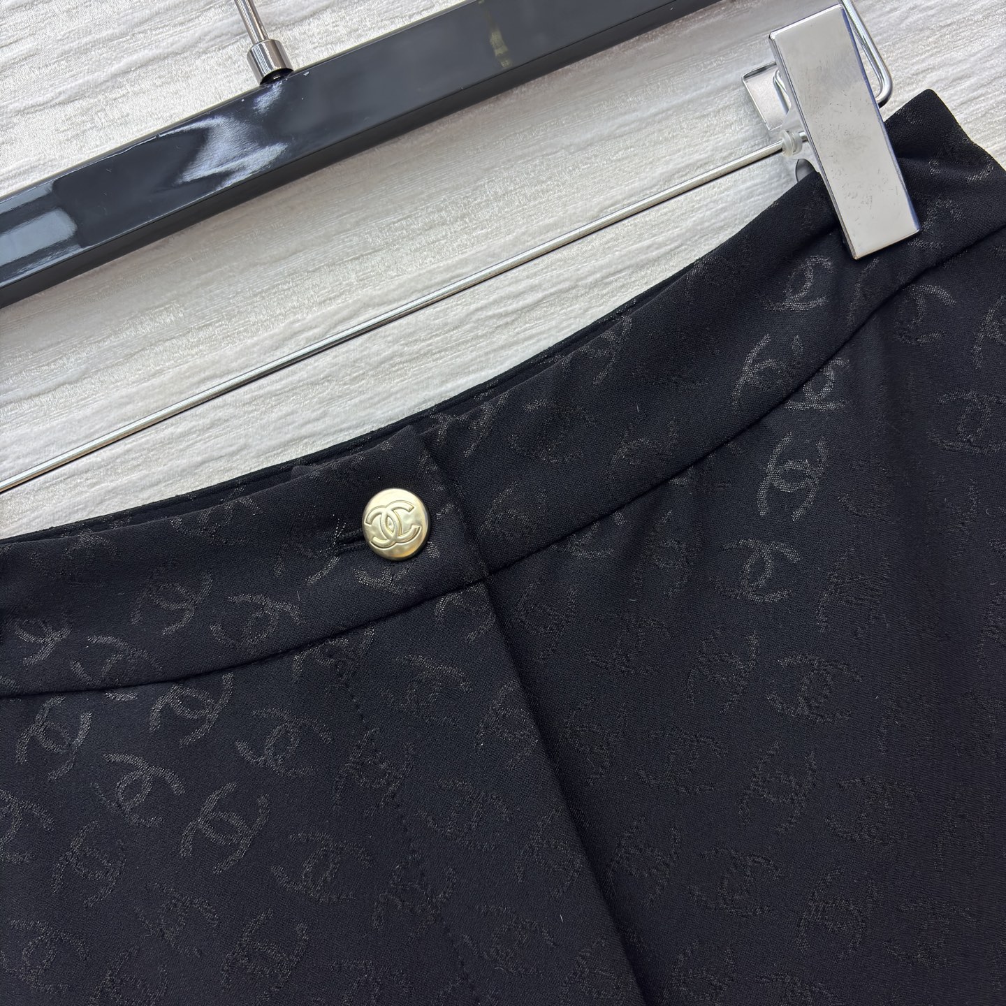 香家黑色喇叭裤 满印暗纹双C低调显贵 裤腿处立体绗缝Logo 白色明线撞色 复古廓形自带松弛时髦感 日常