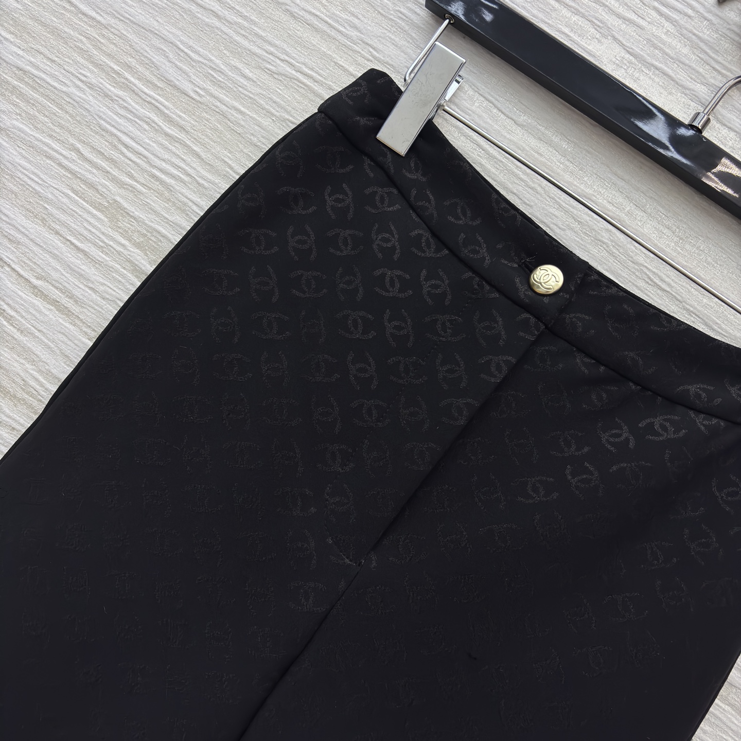 香家黑色喇叭裤 满印暗纹双C低调显贵 裤腿处立体绗缝Logo 白色明线撞色 复古廓形自带松弛时髦感 日常